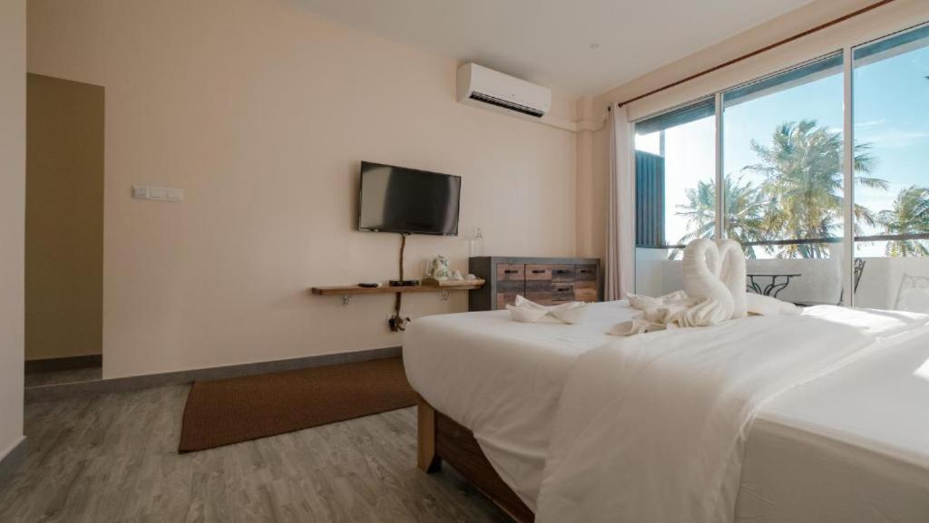 Deluxe Room with Balcony and Sea View - Photo 7