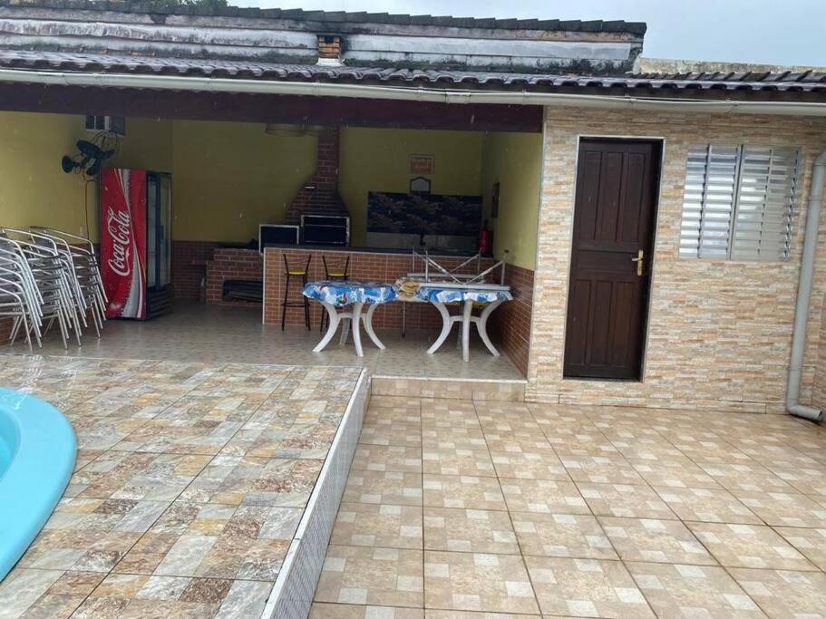 Five-Bedroom House photo 2