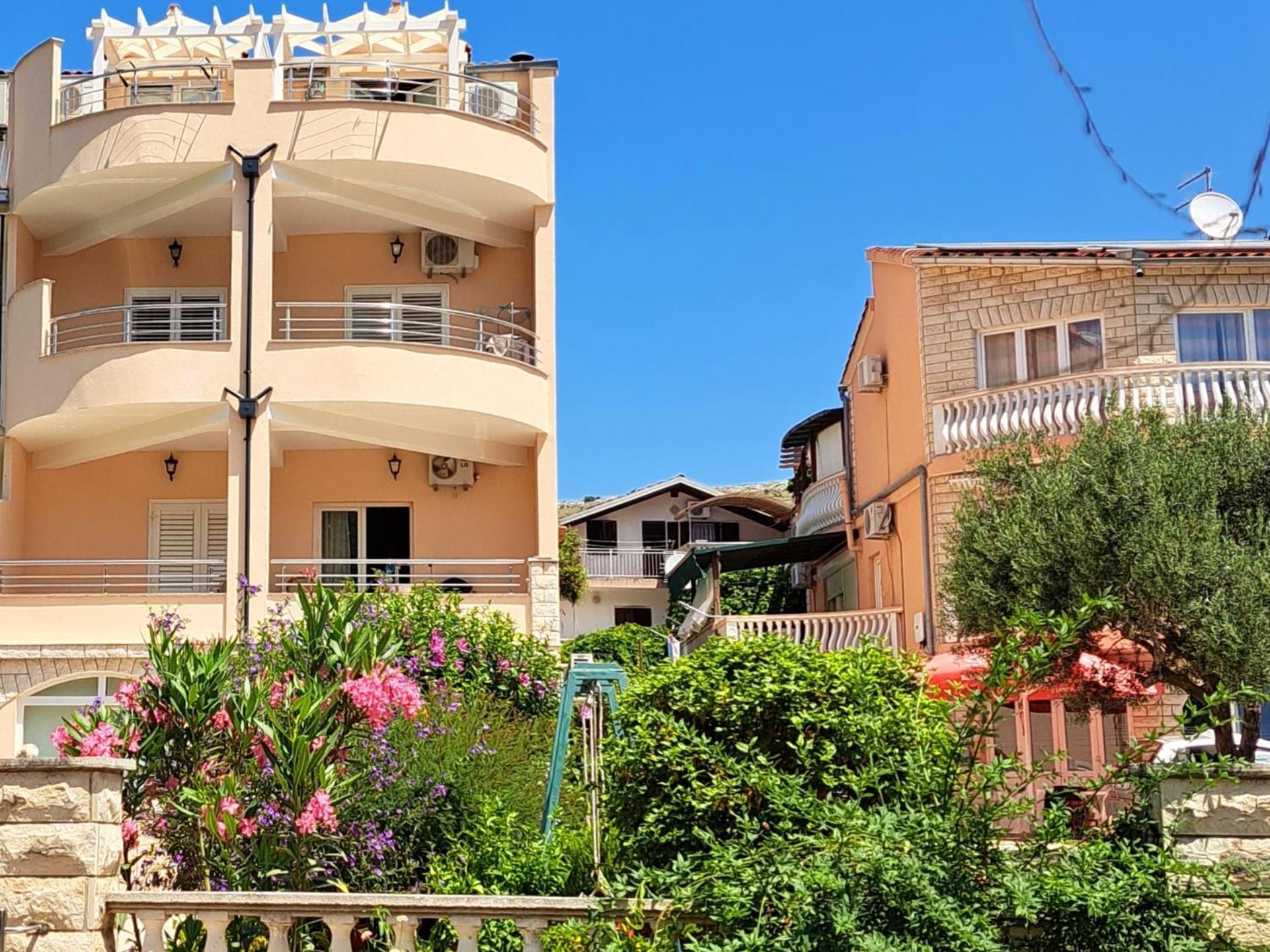 Three-Bedroom Apartment with Balcony and Sea View photo 3