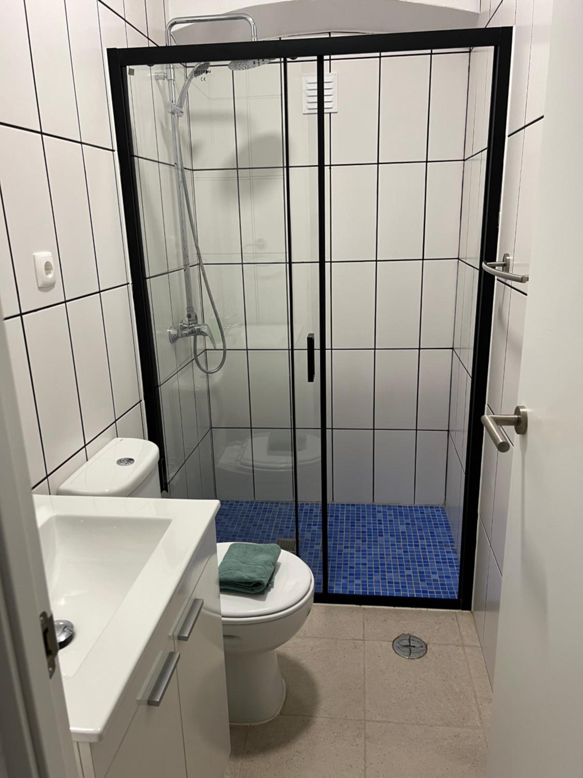 Family Room with Private Bathroom photo 3