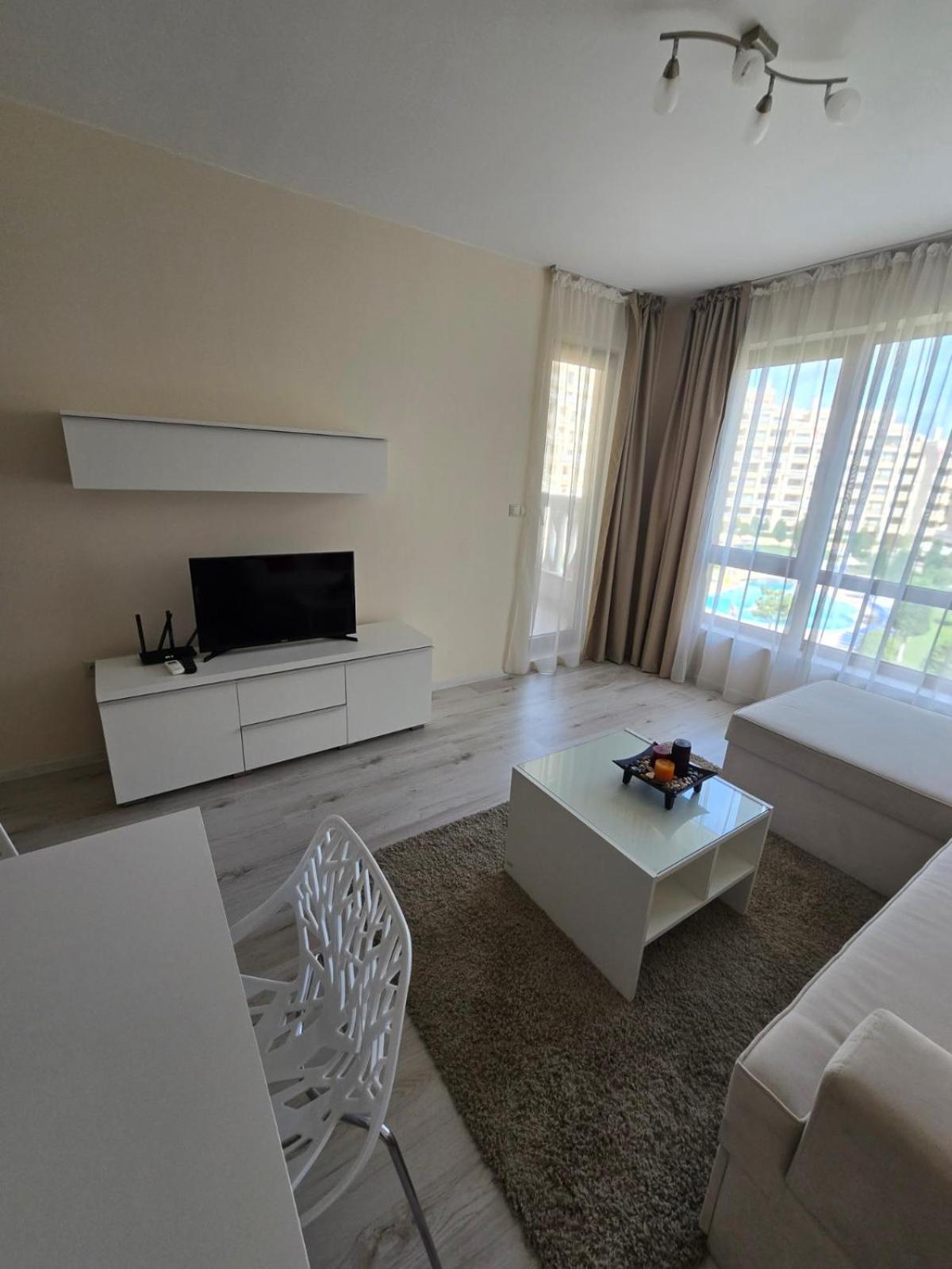 One-Bedroom Apartment with Pool View