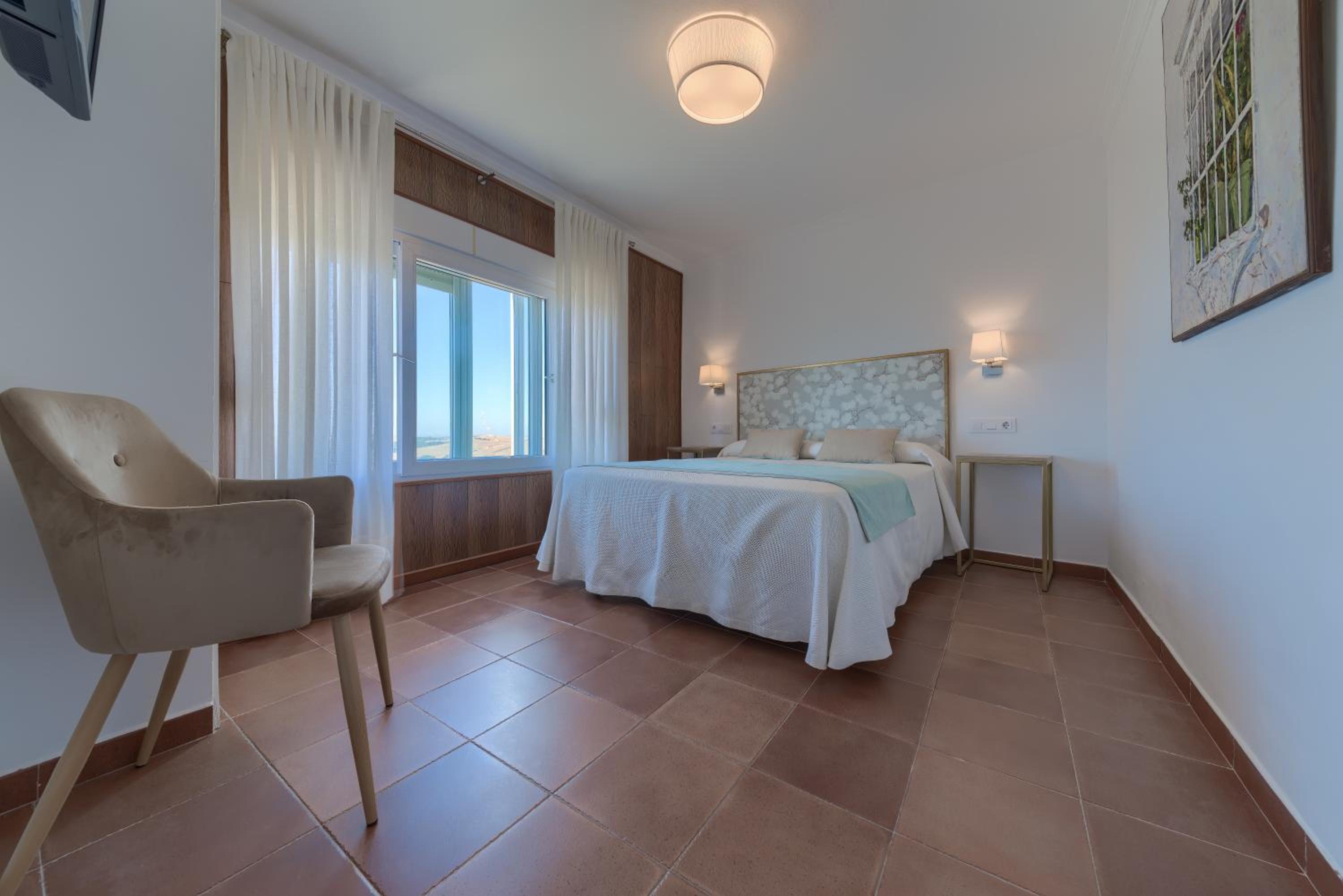 Double or Twin Room with Balcony - Photo 5