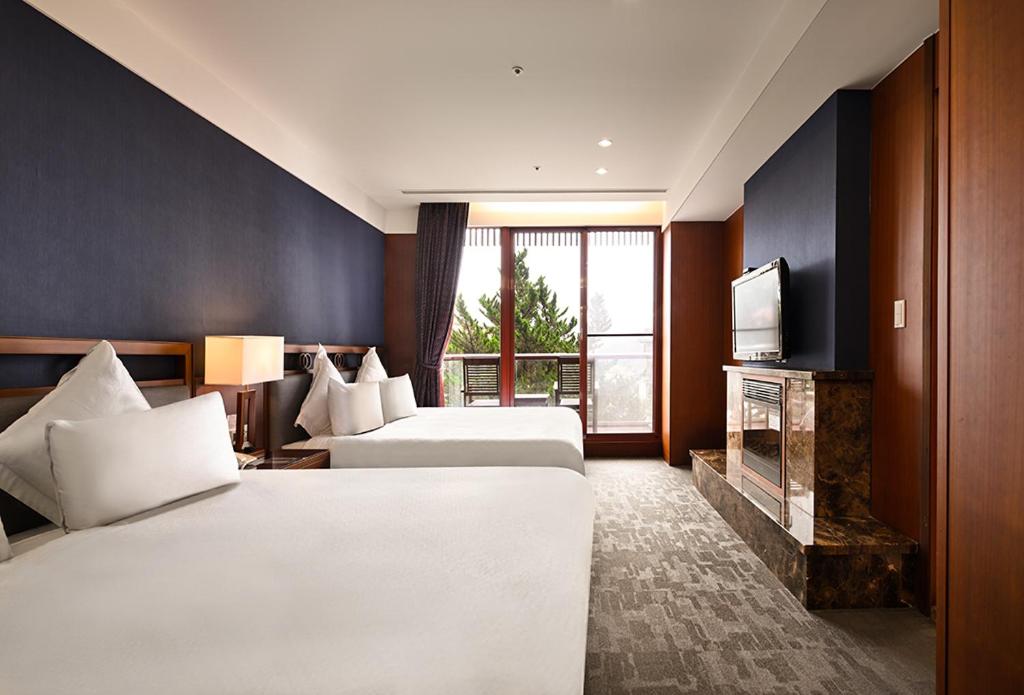 European-Style Suite - Modern Building photo 2
