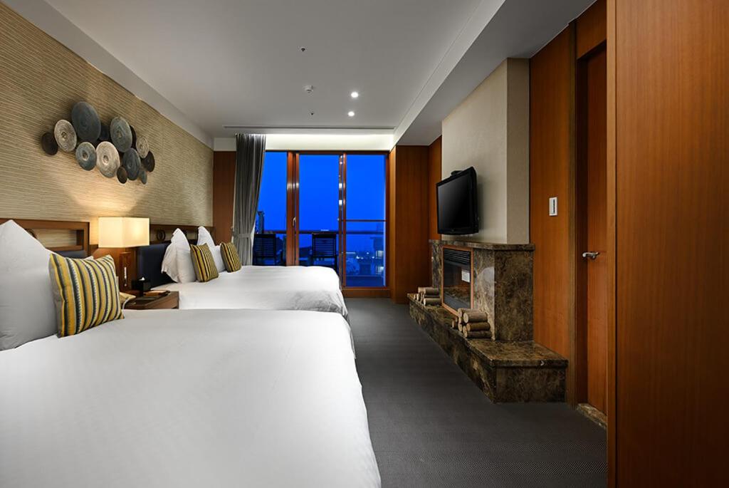European-Style Suite - Modern Building photo 3