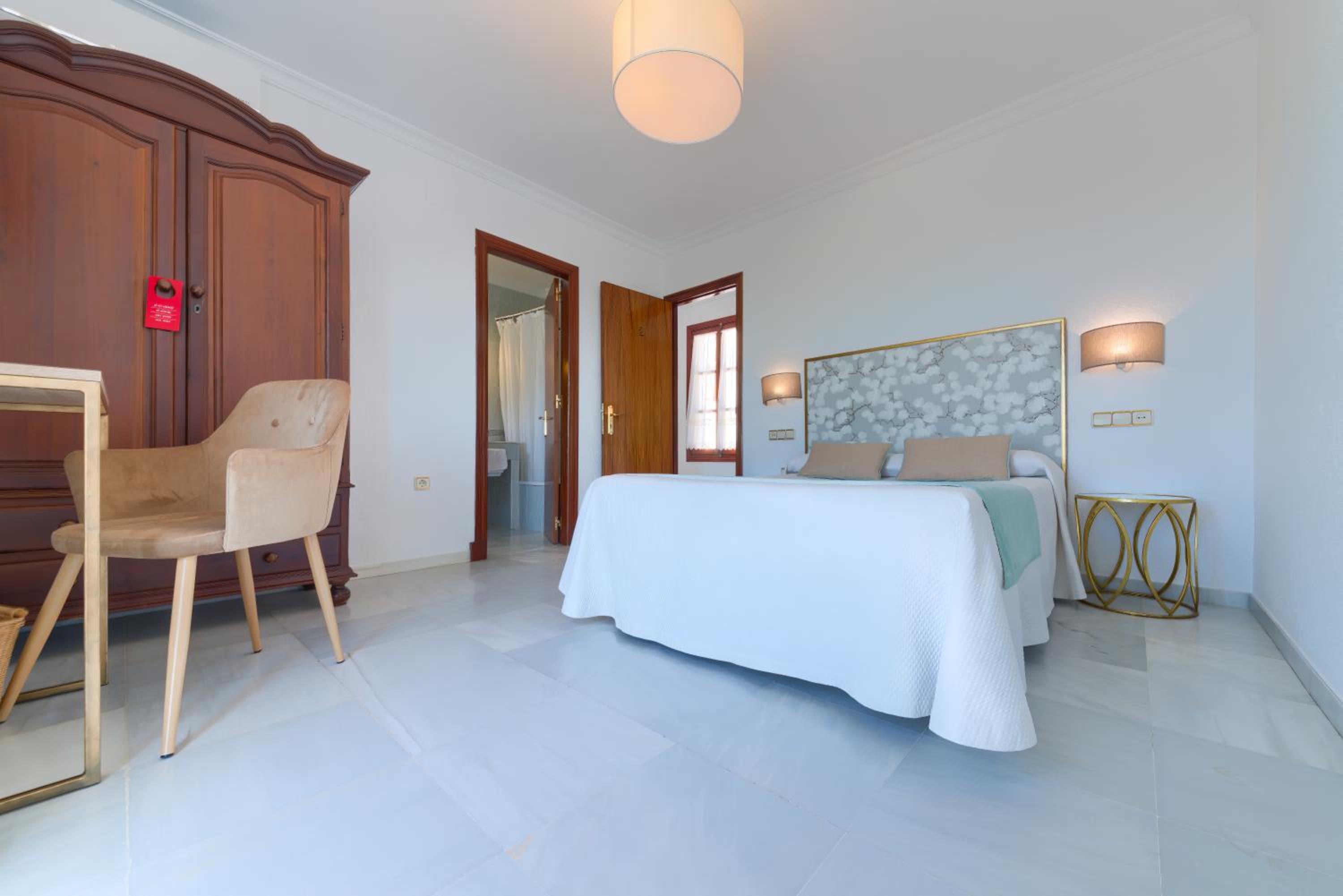 Double or Twin Room with Balcony - Photo 3