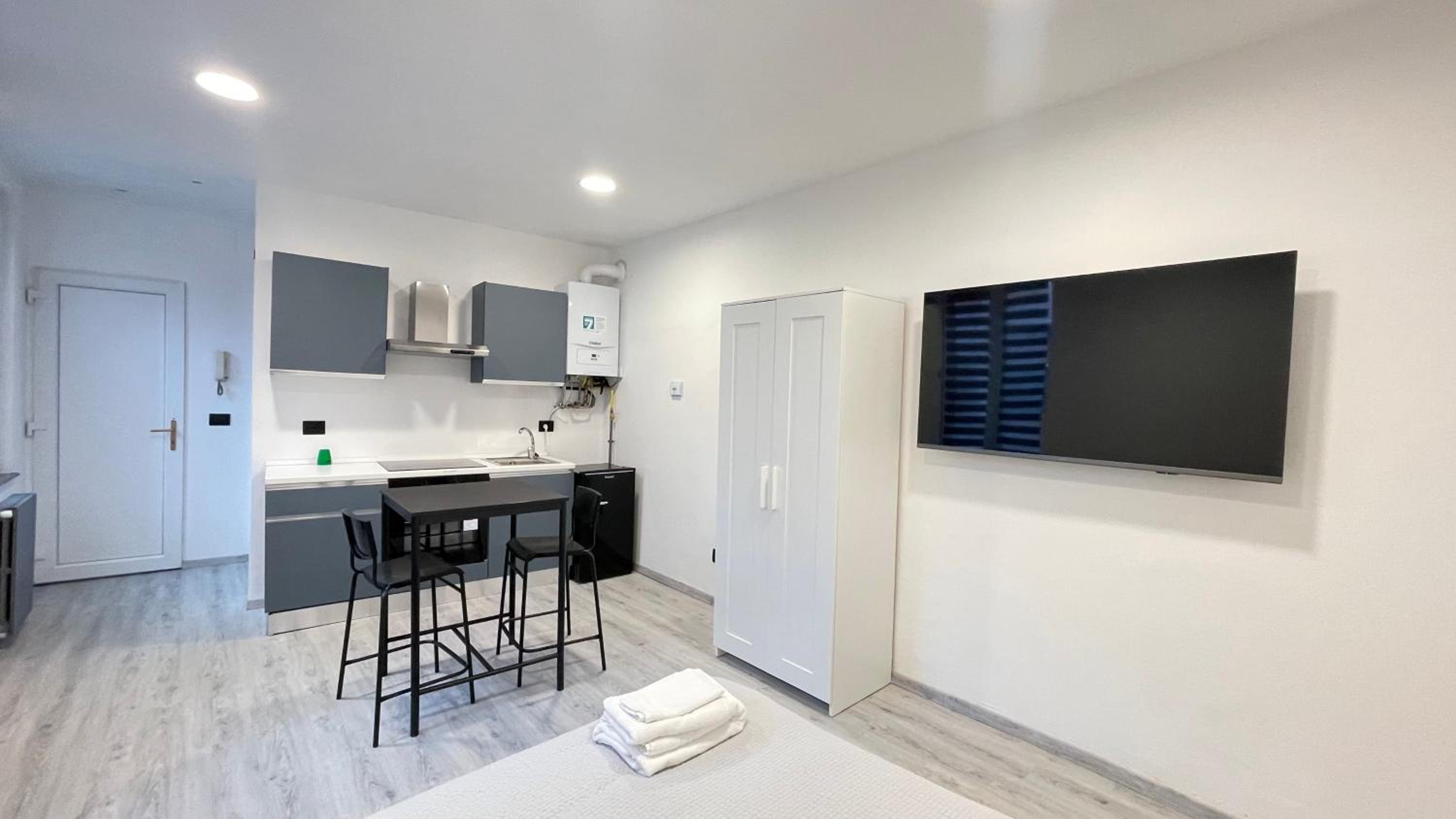 One-Bedroom Apartment photo 1