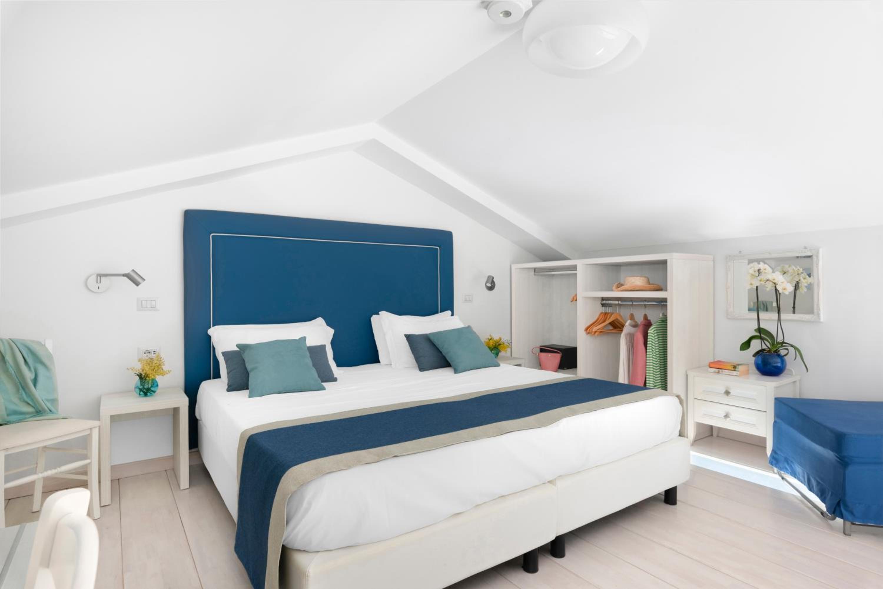 One-Bedroom Apartment with Sea View and Balcony - Split Level