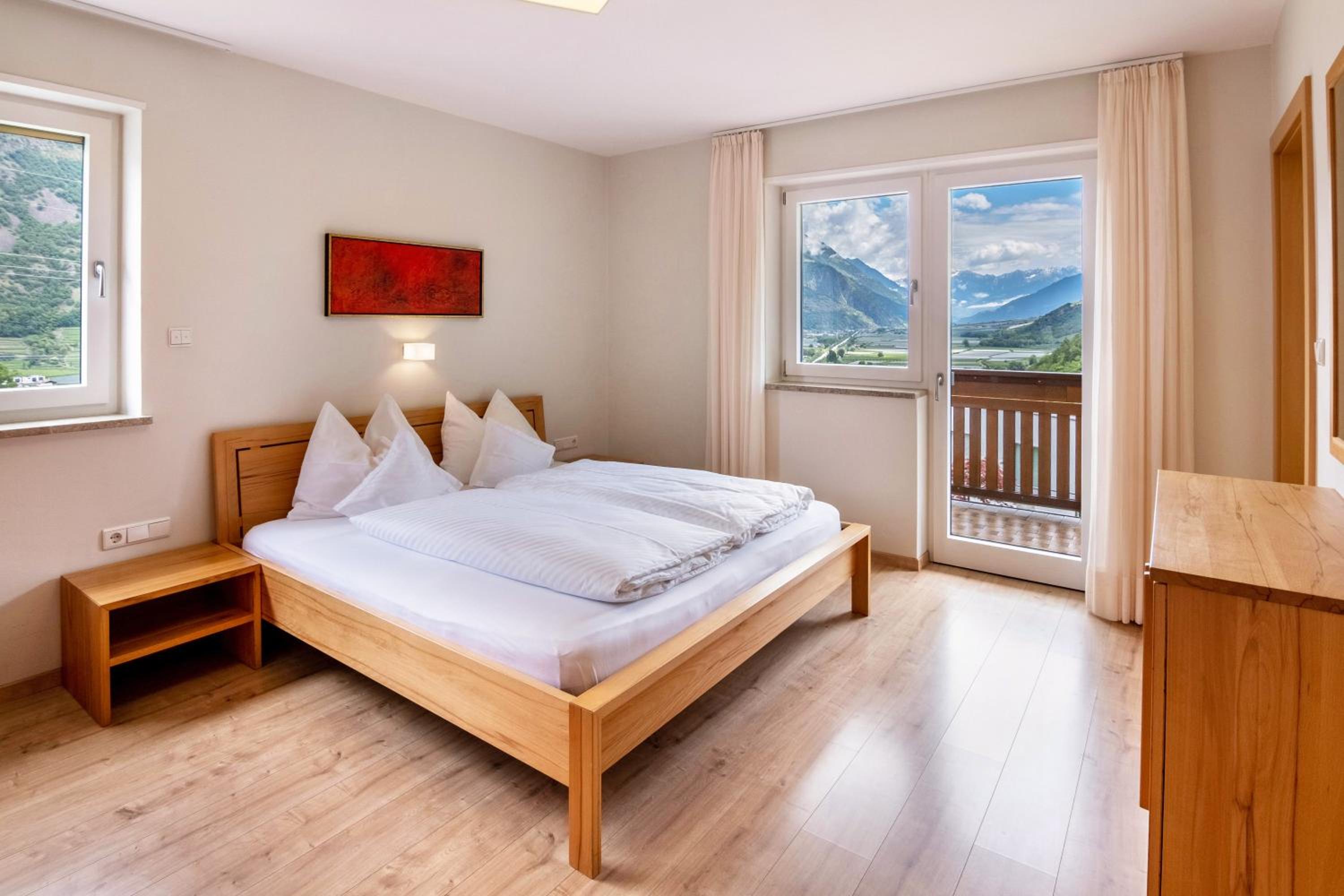 Two-Bedroom Deluxe Apartment with Garden View photo 2