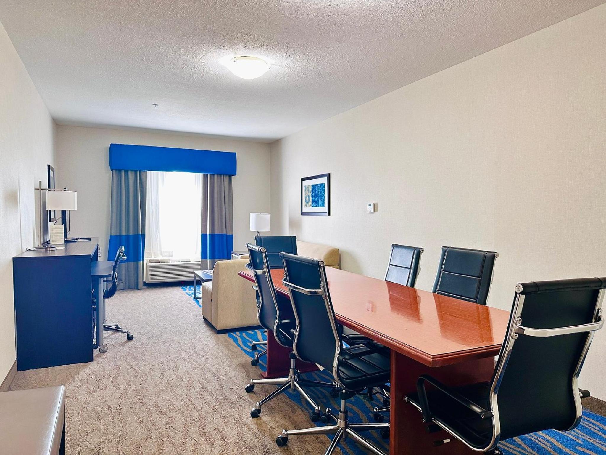 One-Bedroom King Suite - Photo 3