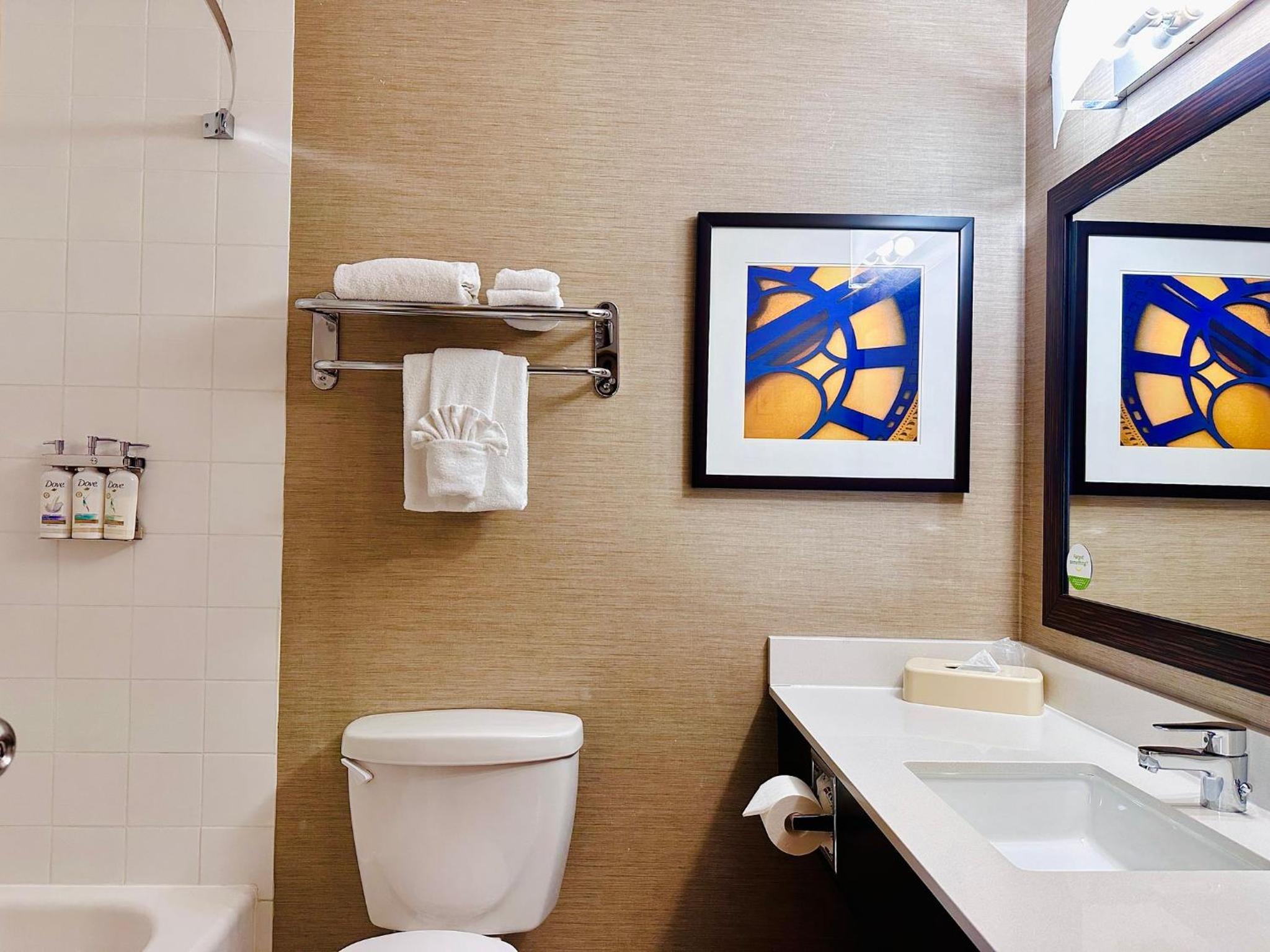 Premium King Room with Sofa Bed - Photo 4