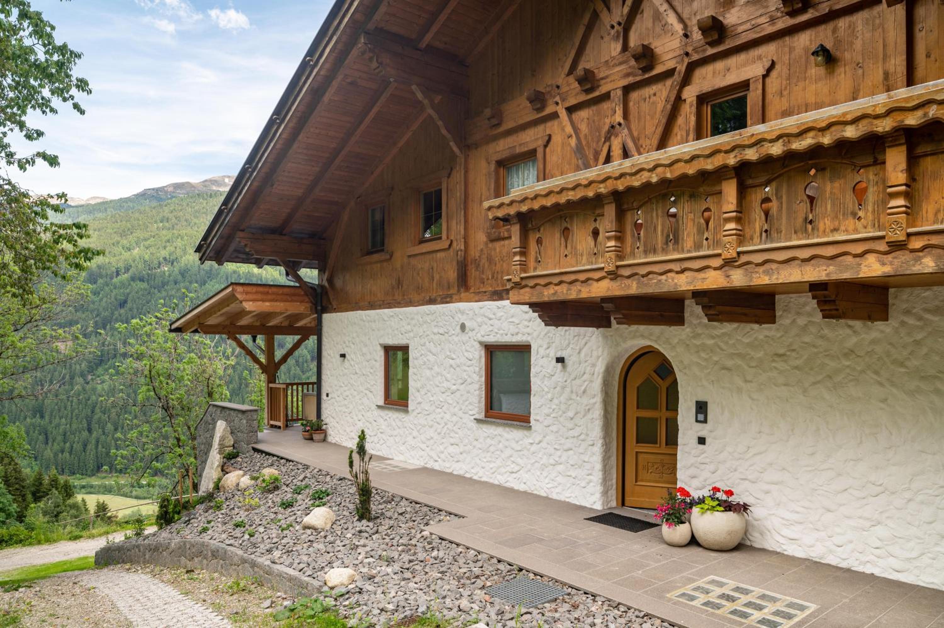 Three-Bedroom Premium Apartment with Balcony photo 2