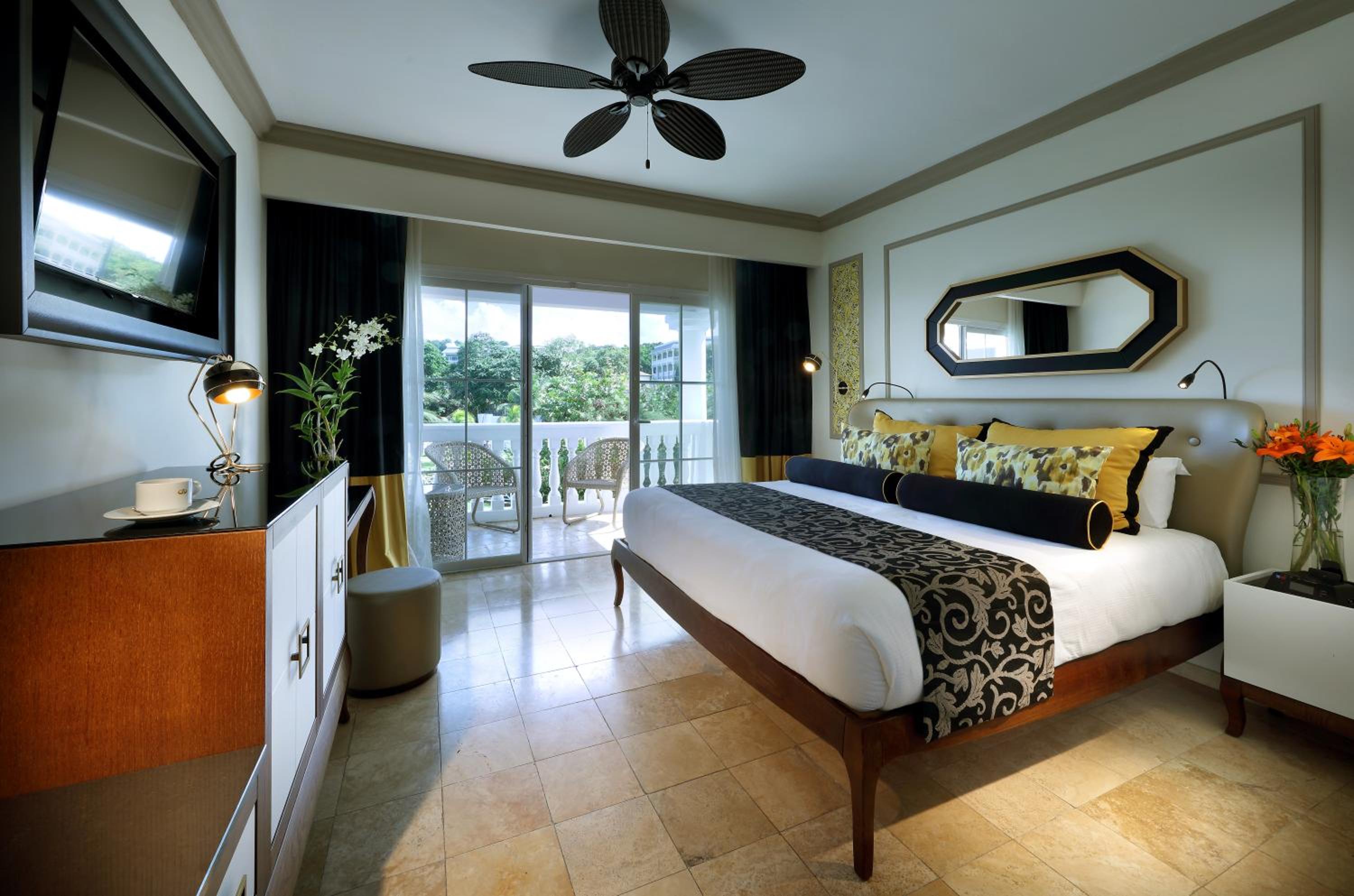 Signature Level Suite - Photo 1