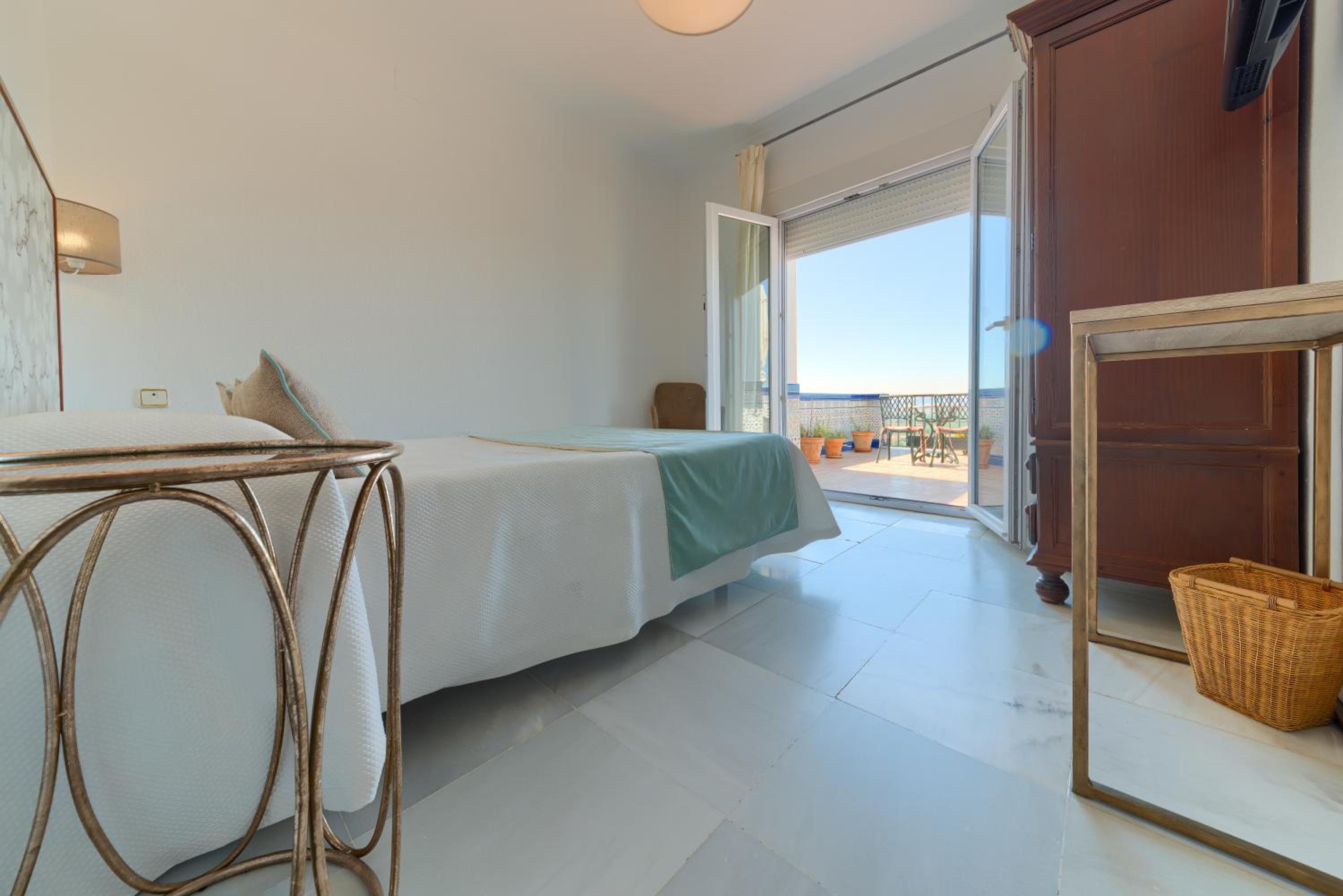 Double or Twin Room with Terrace - Photo 3
