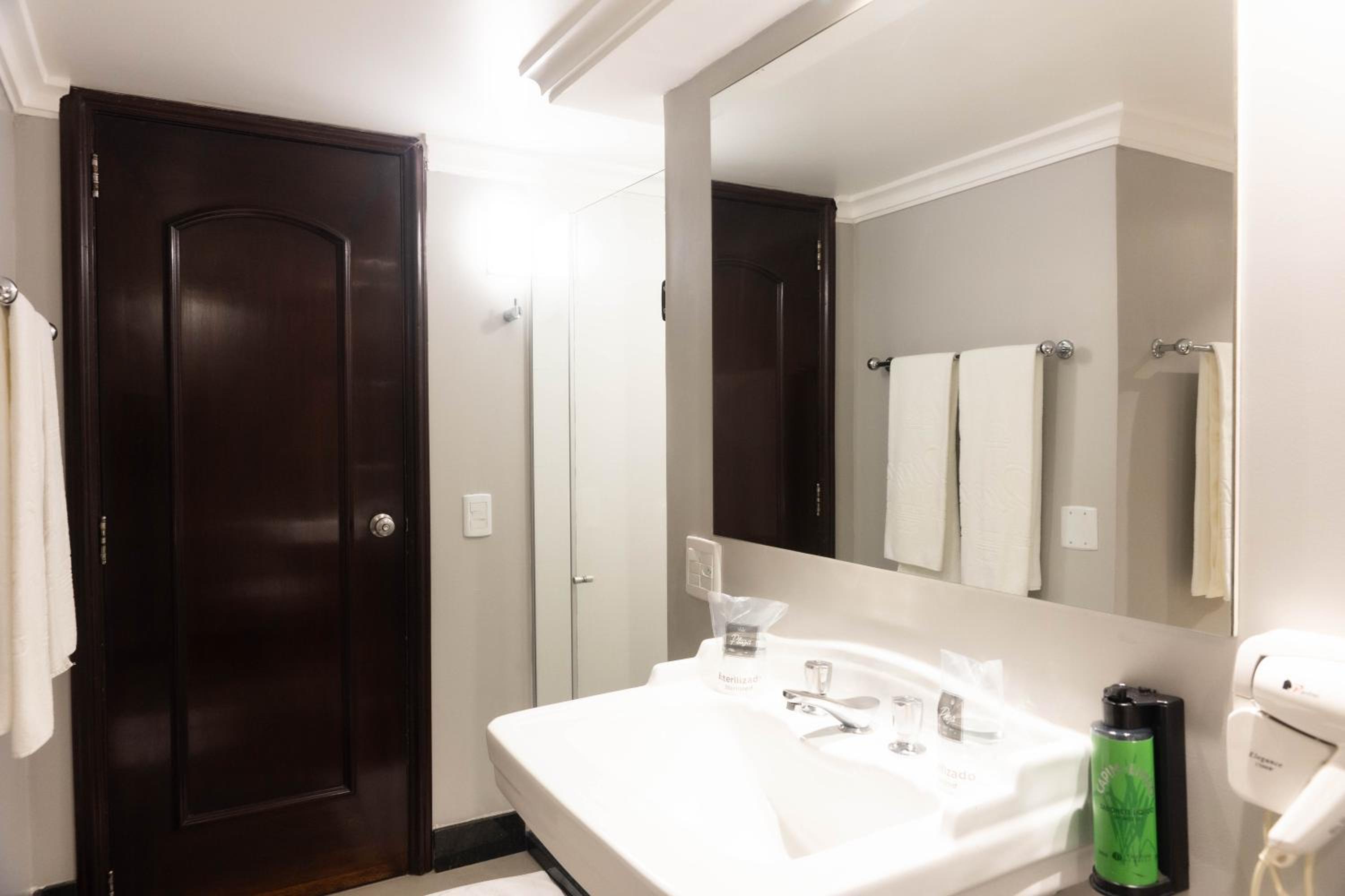 Executive Suite with Double Bed - Photo 35