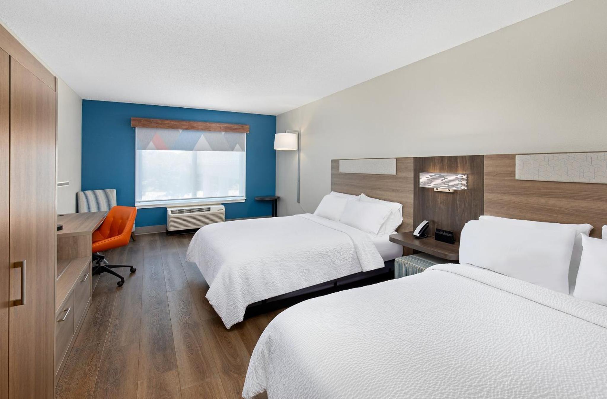 Standard Room with Two Queen Beds - Photo 6