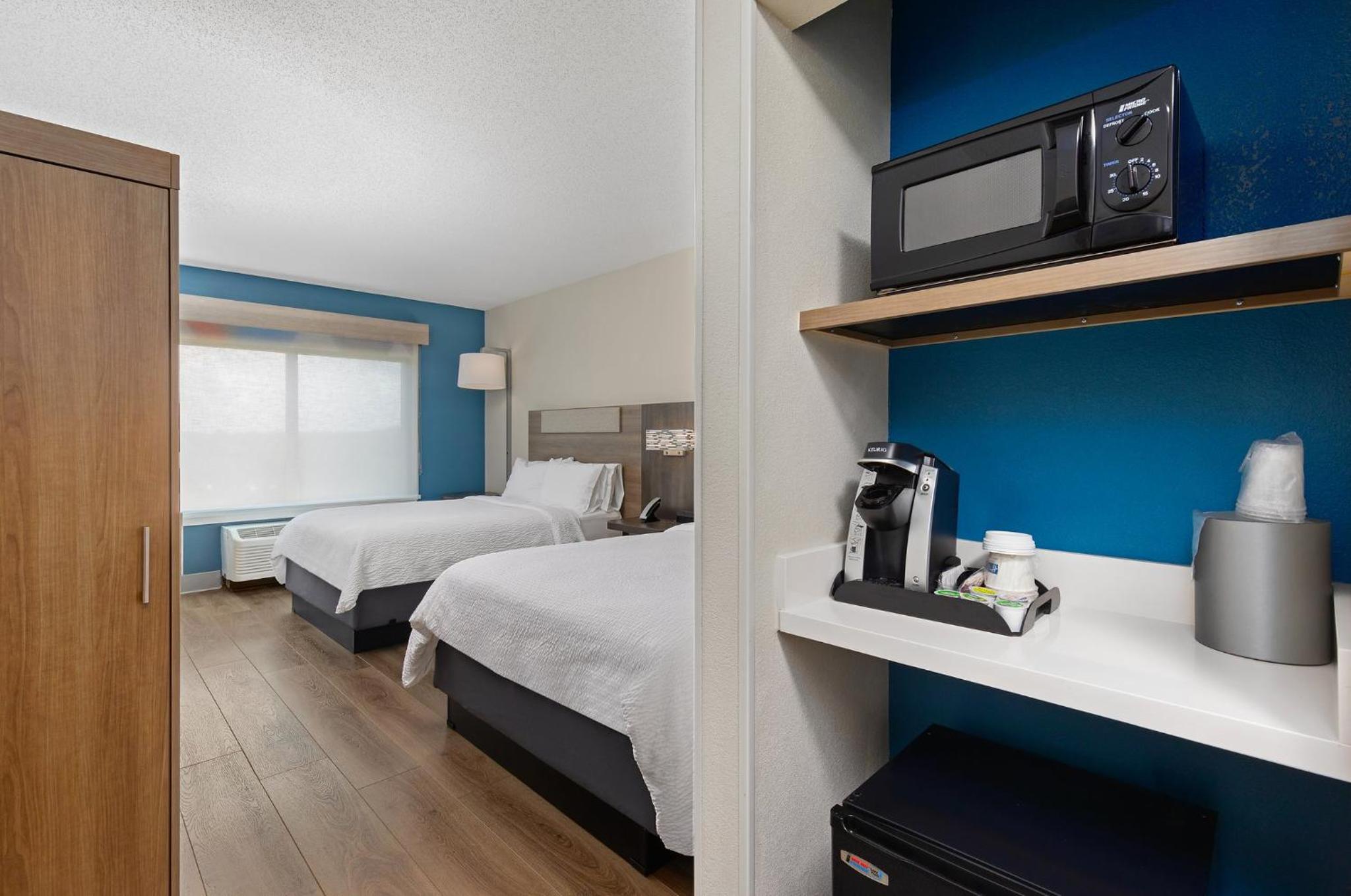 Standard Room with Two Queen Beds - Photo 2