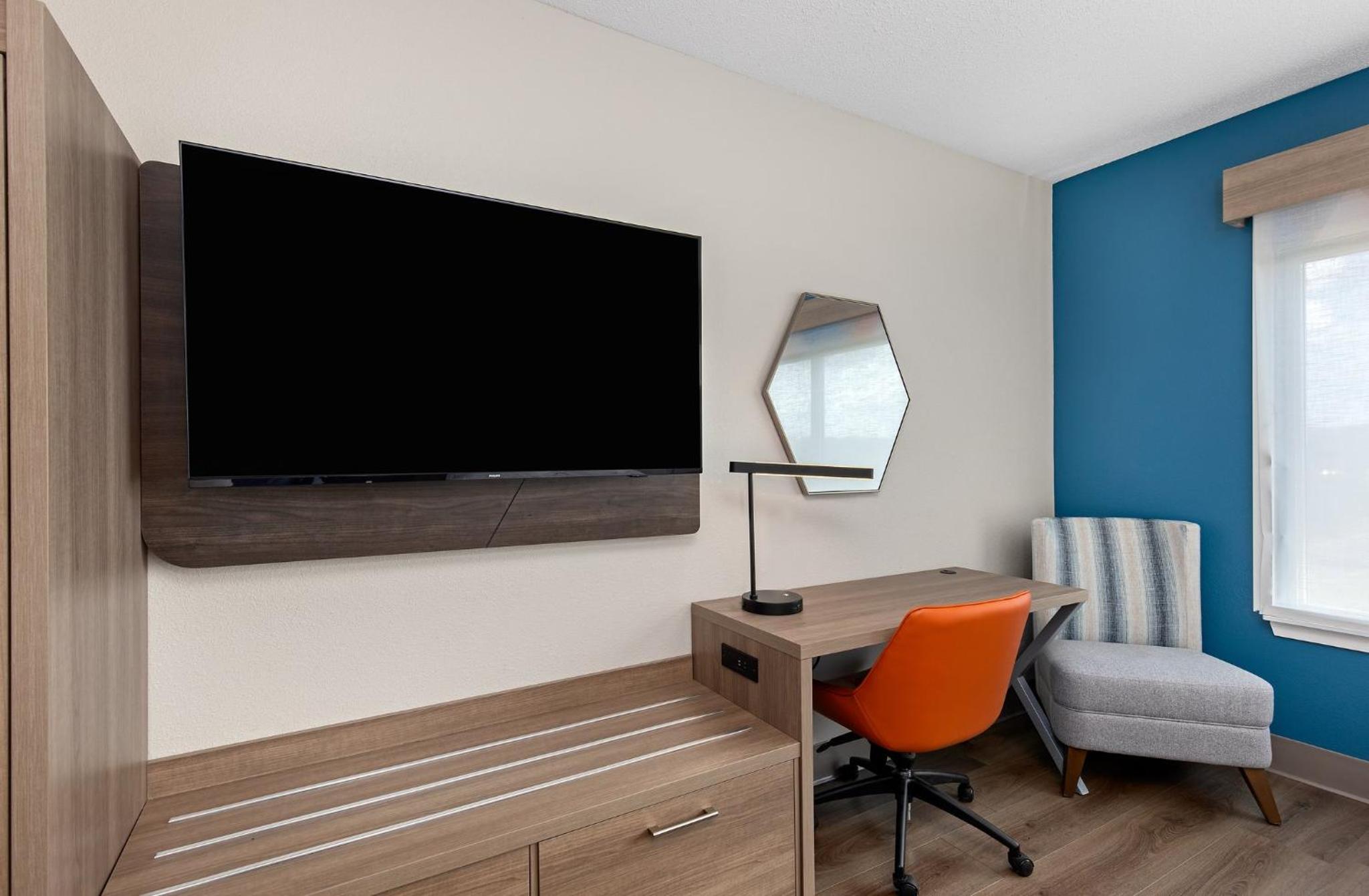 Standard Room with Two Queen Beds - Photo 3