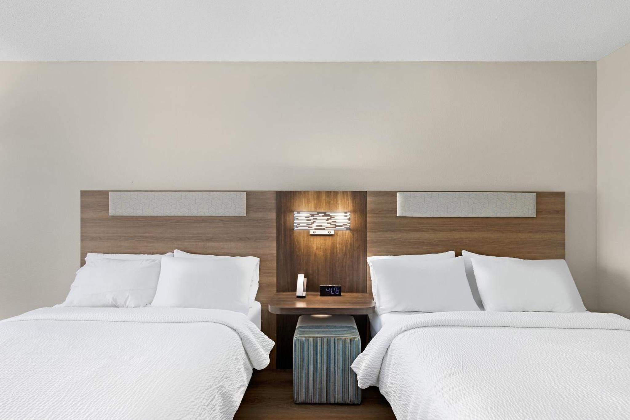 Standard Room with Two Queen Beds - Photo 4