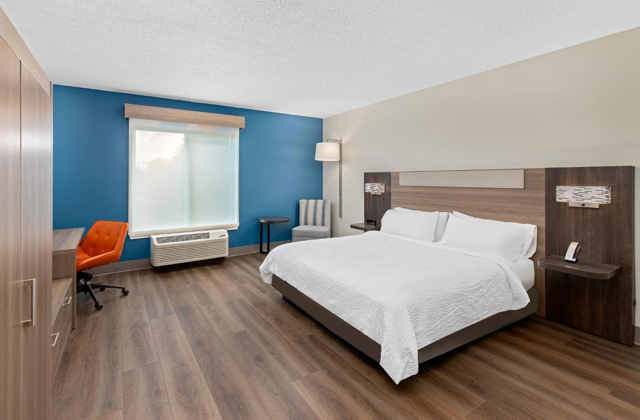 Standard King Room - Photo 5