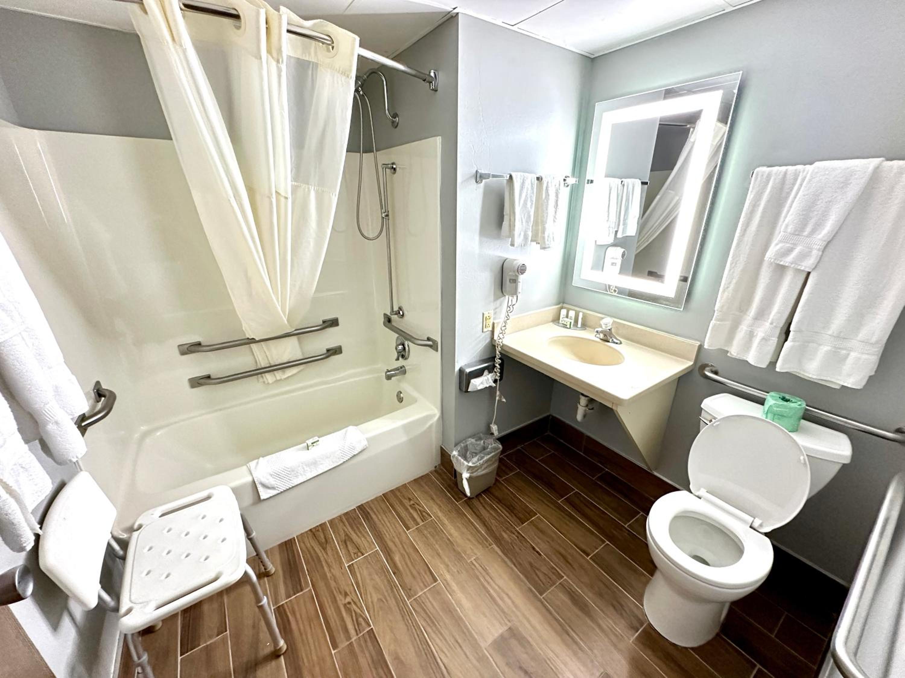 Queen Room with Two Queen Beds, Mobility Access and Bathtub with Grab Bars, Non-Smoking - Photo 2