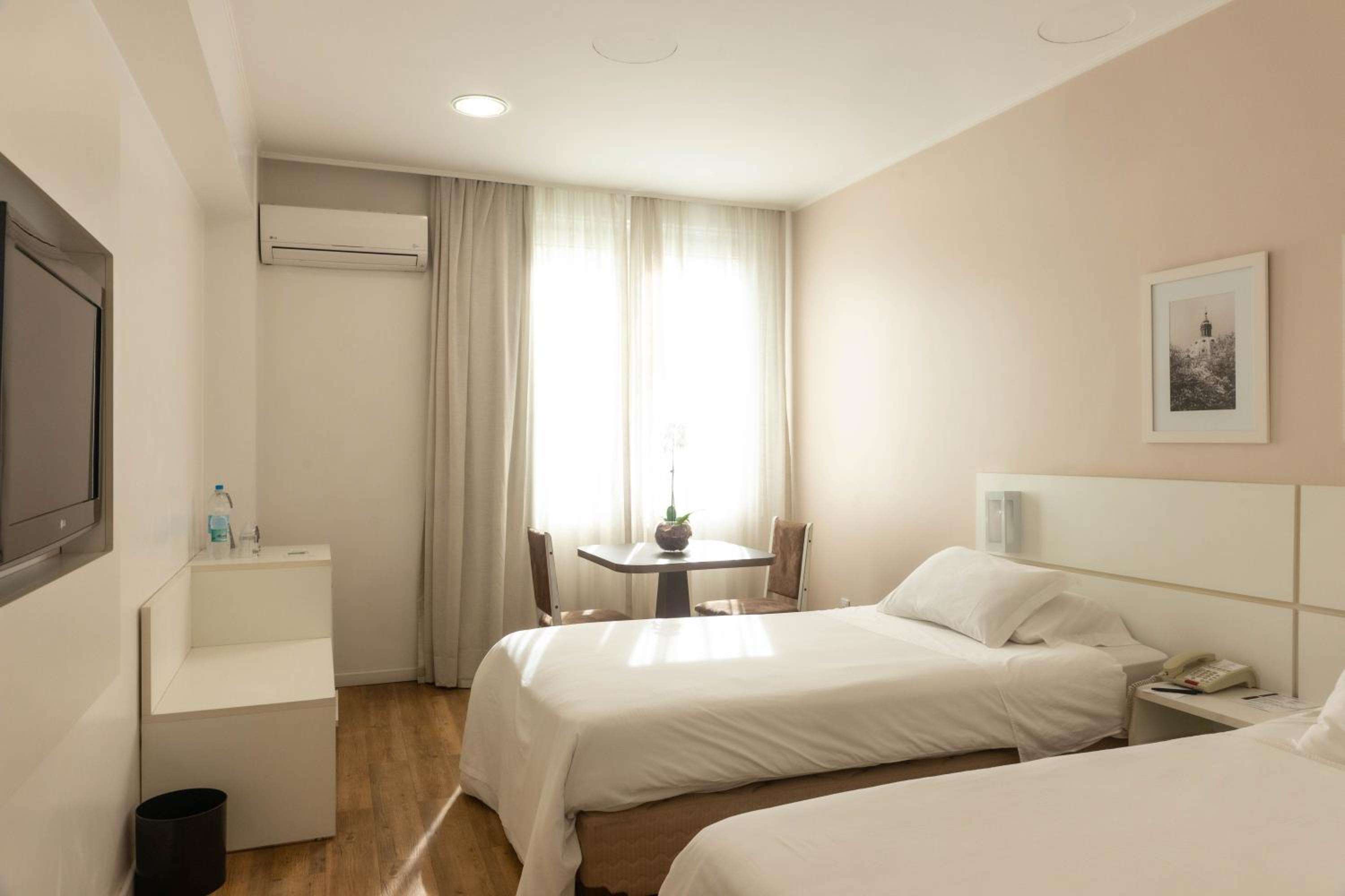 Standard Twin Room - Photo 9