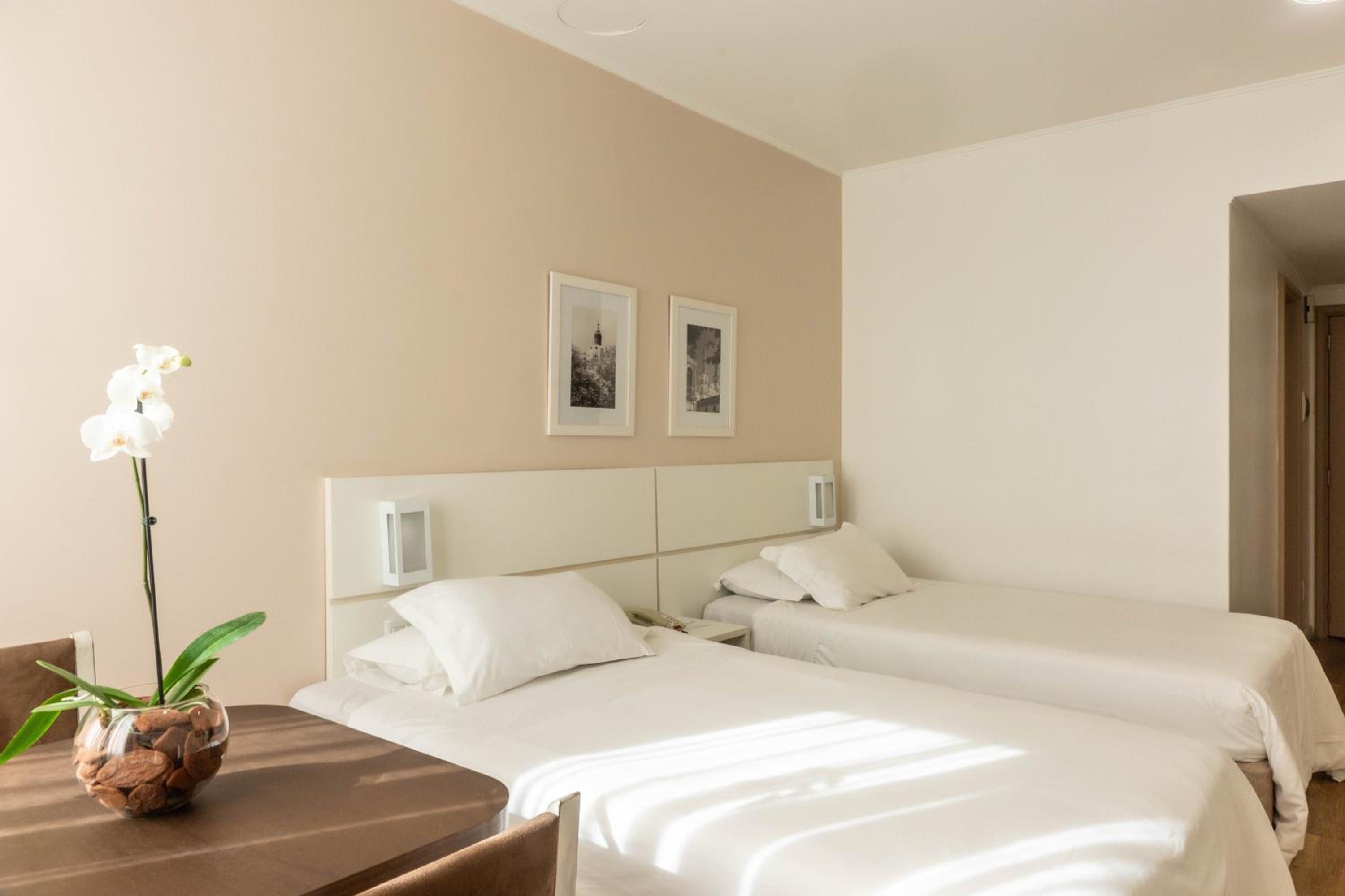 Standard Twin Room - Photo 7