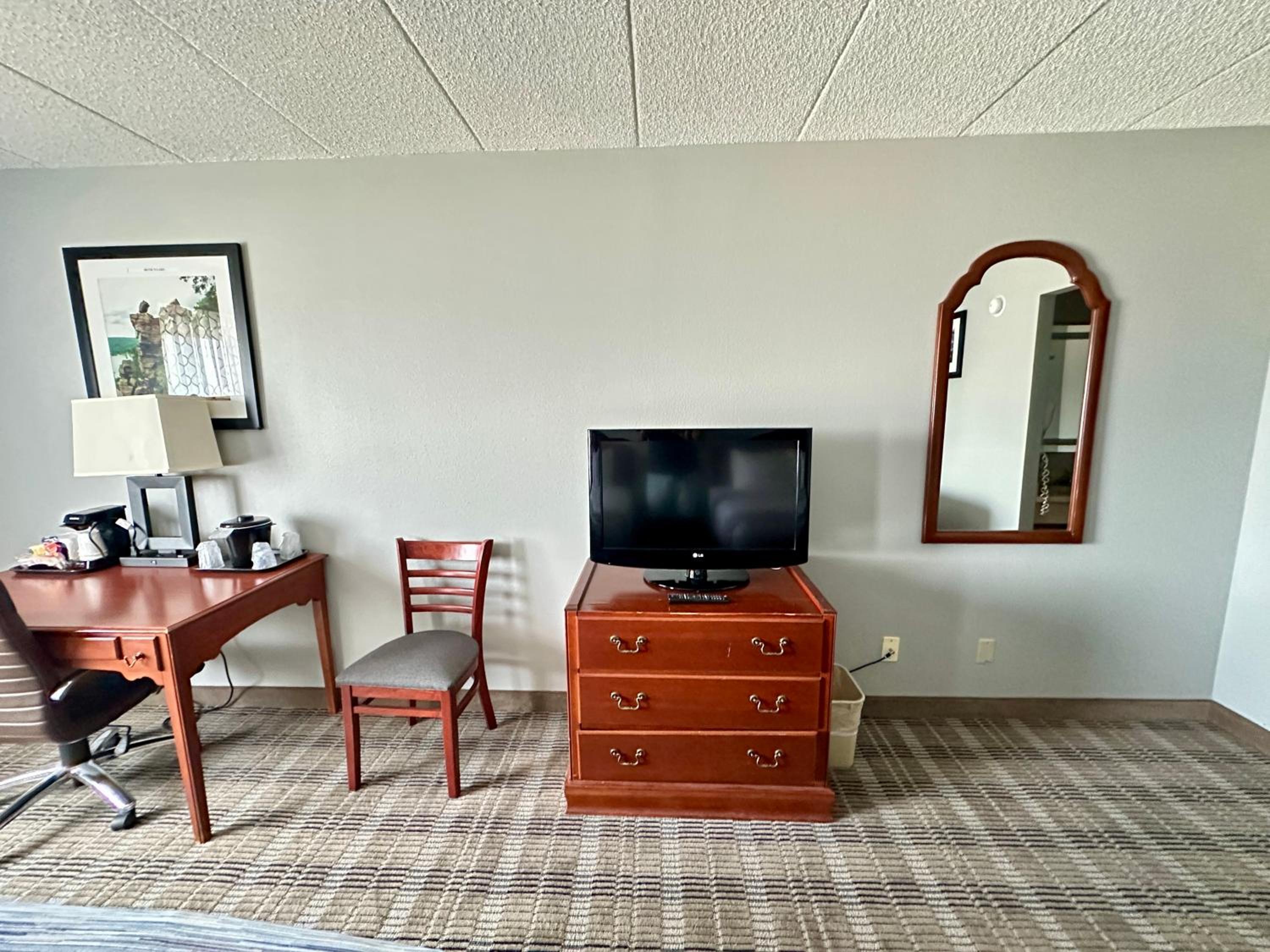King Room - Non-Smoking - Photo 4