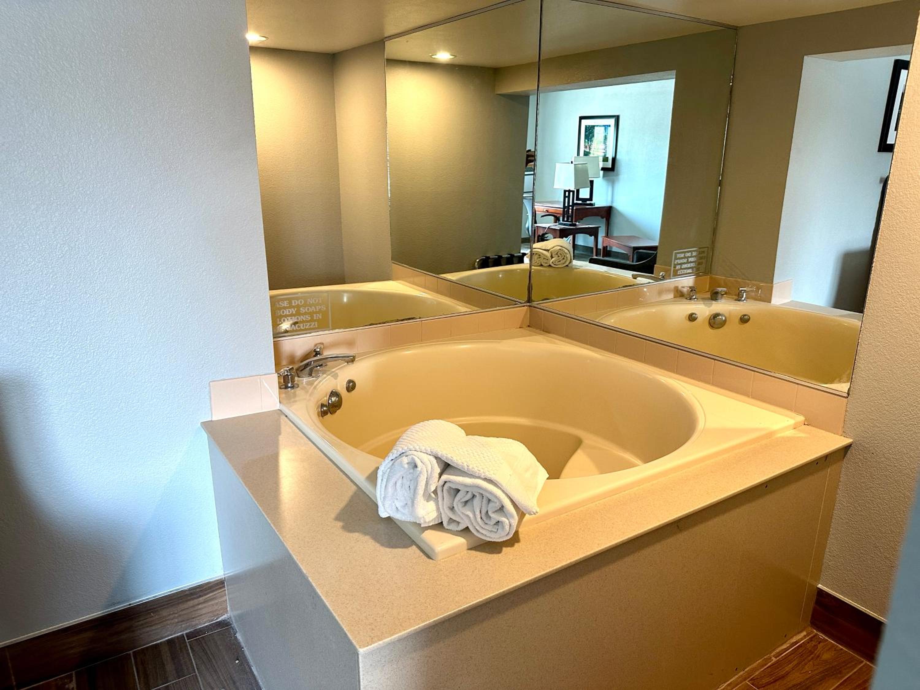 King Suite with Jetted Tub - Non-Smoking - Photo 4