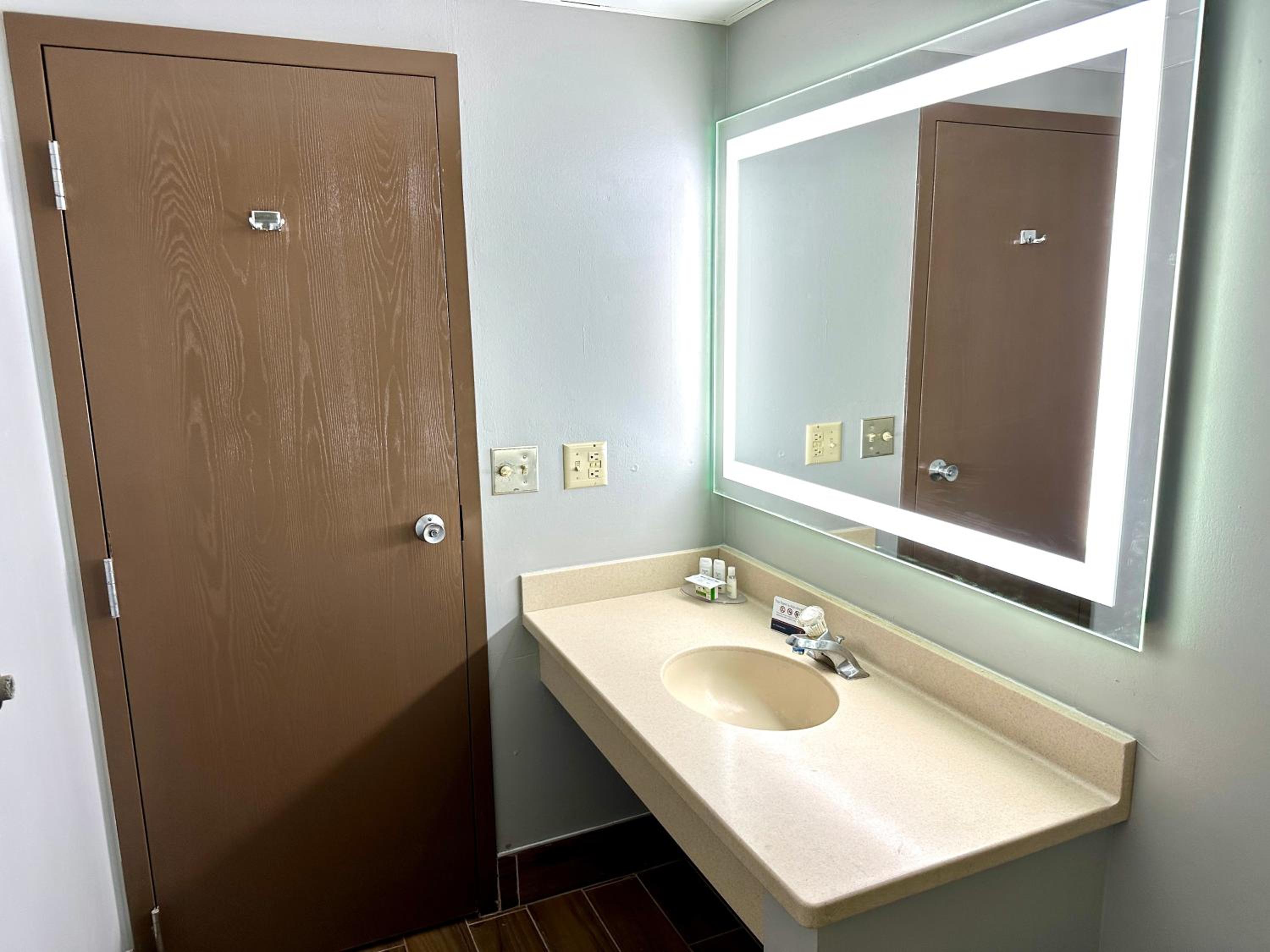 King Suite with Jetted Tub - Non-Smoking - Photo 5