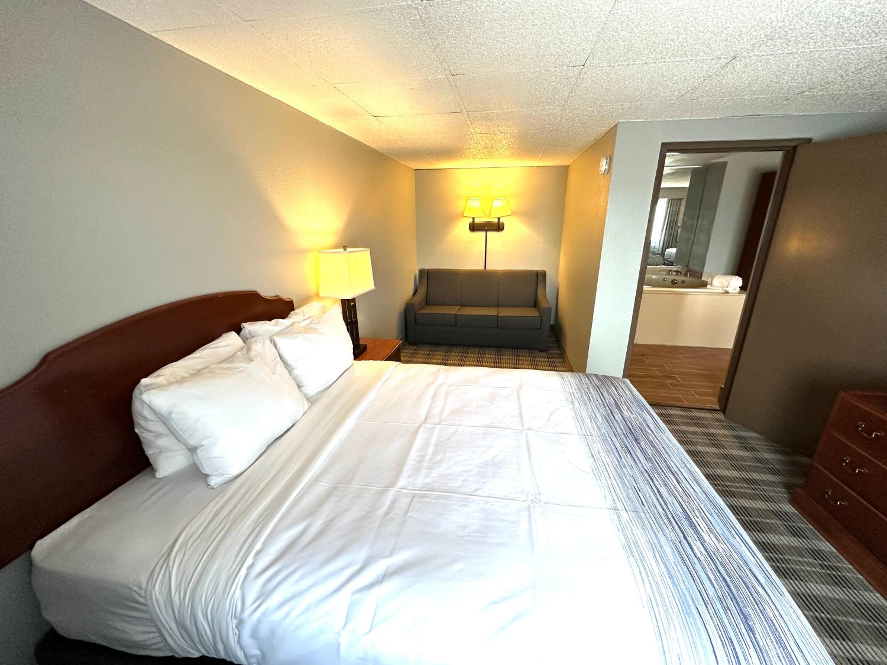 Two-Bedroom Family Suite with Jetted Tub - Non-Smoking - Photo 4