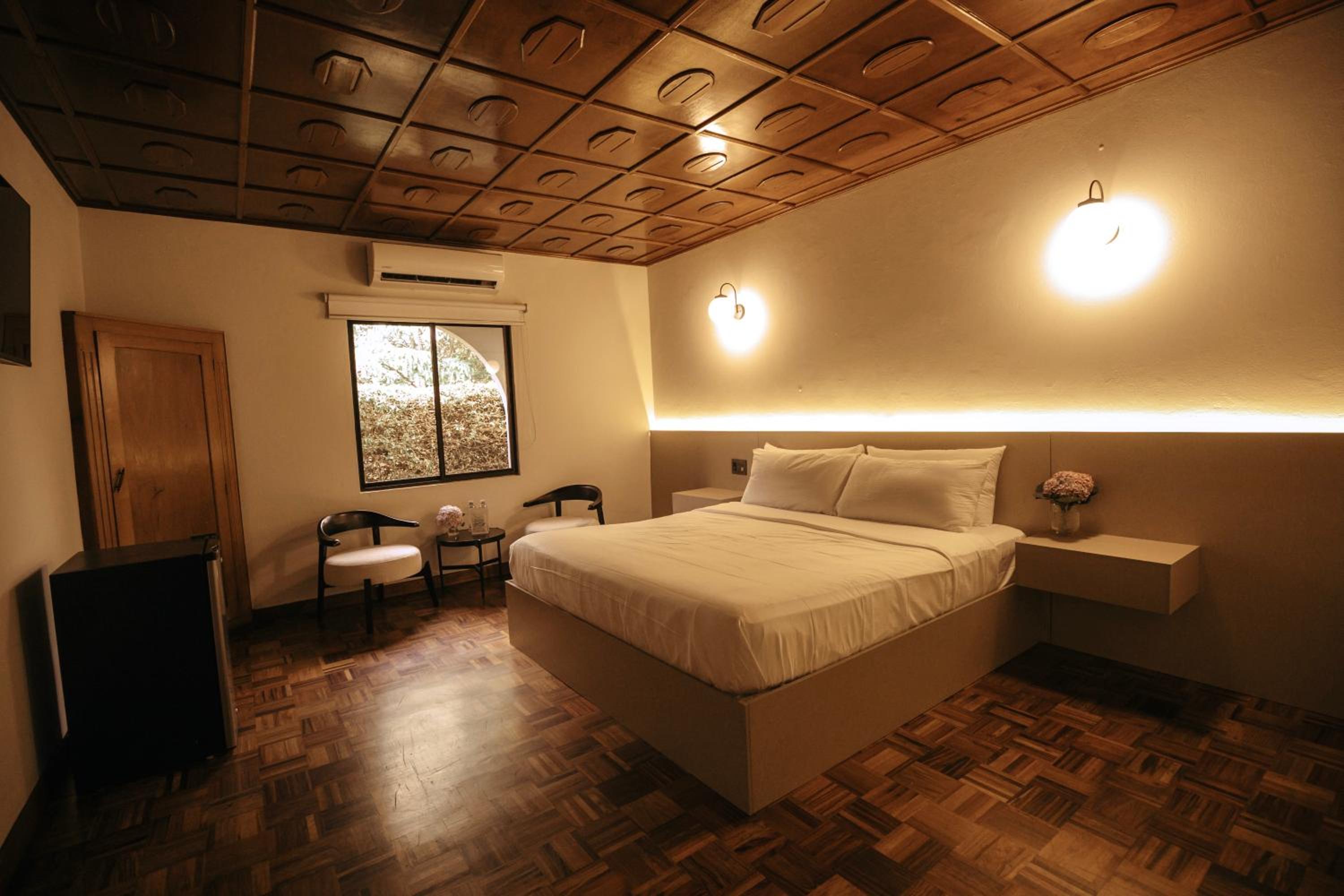 Deluxe King Room photo 2
