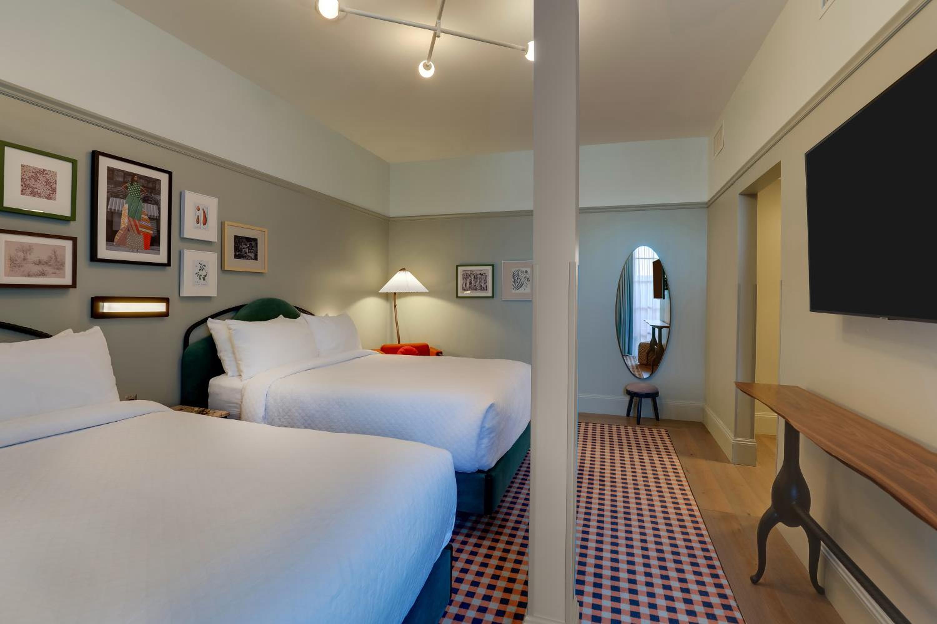 Standard Queen Room with Two Queen Beds - Photo 3