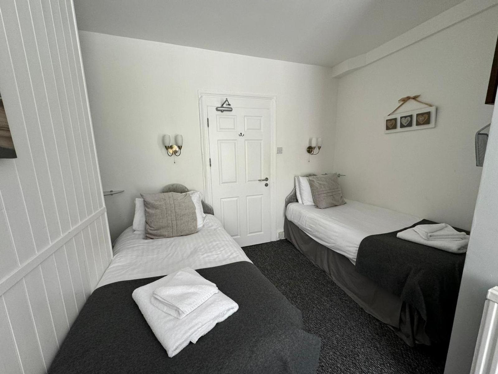 Twin Room with Private Bathroom photo 1