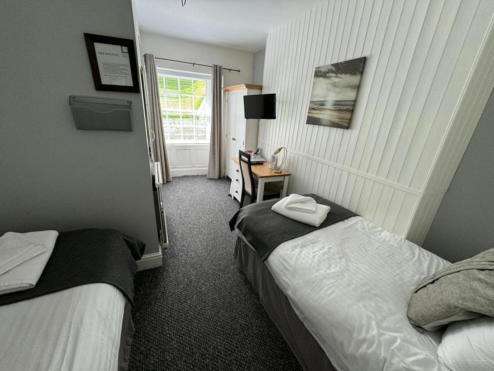 Twin Room with Private Bathroom photo 3