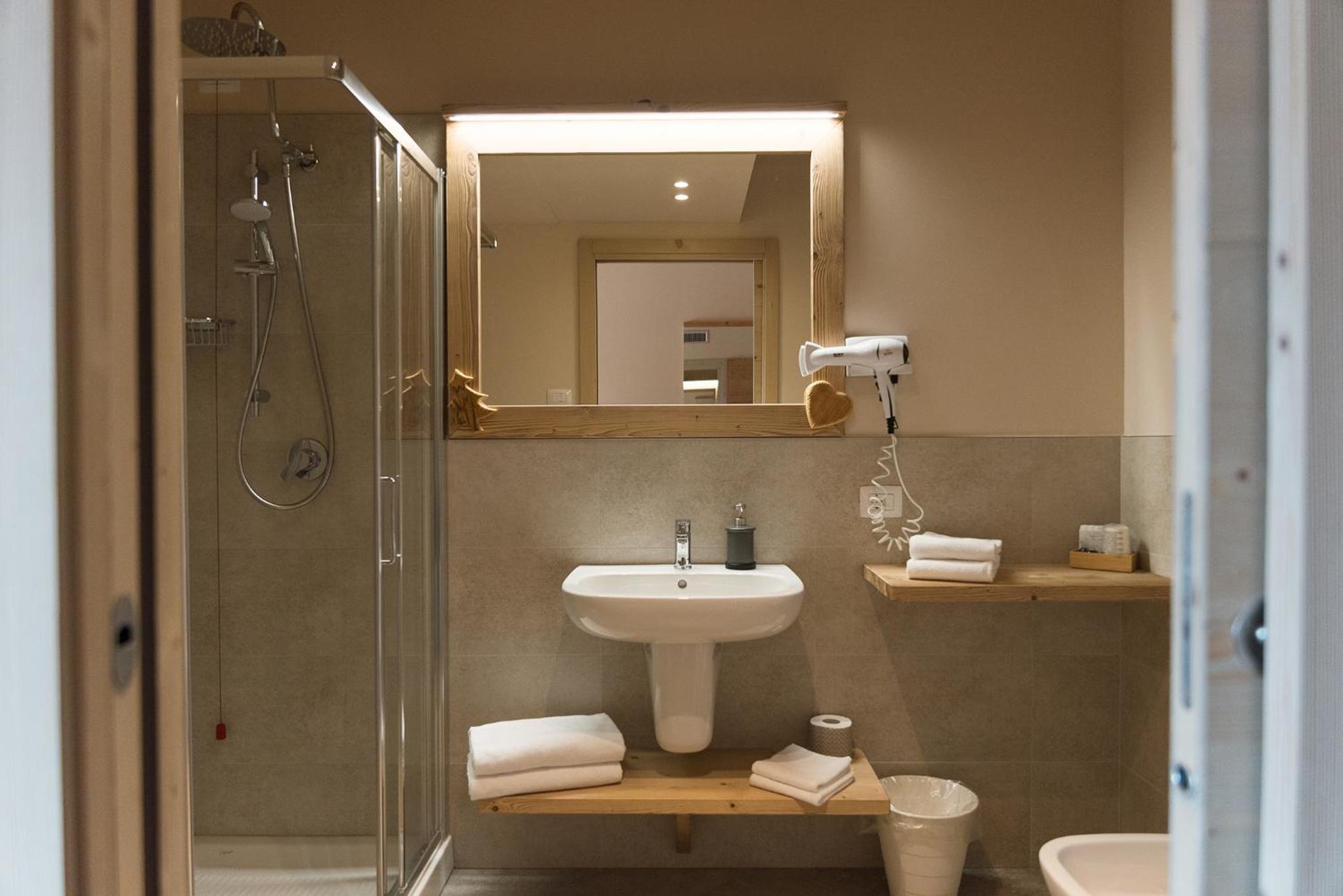Double or Twin Room - Photo 7