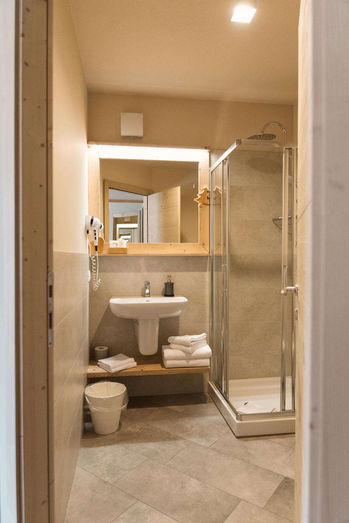 Double or Twin Room - Photo 12