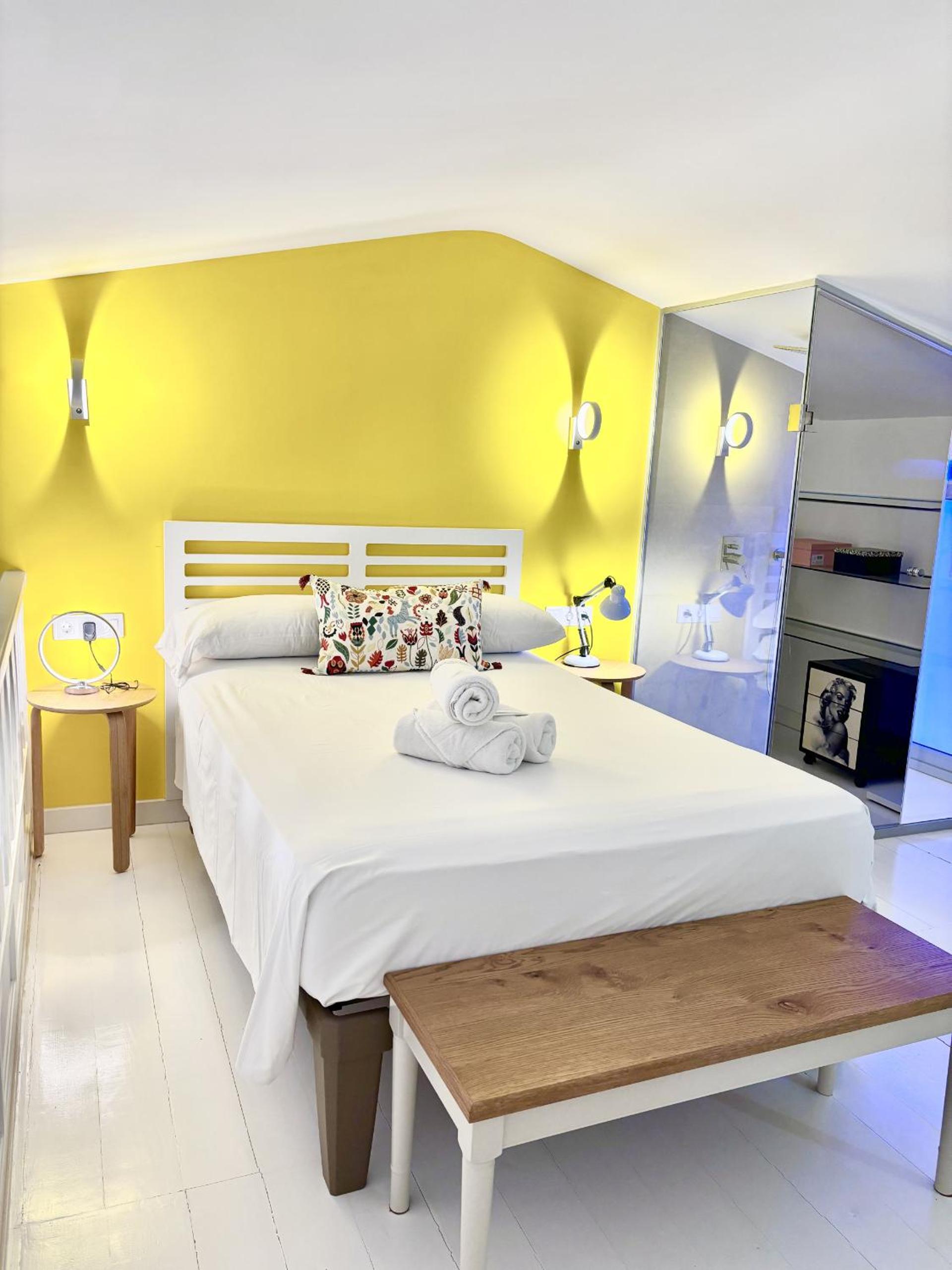 Apartamento de lujo de dos habitaciones con balcón