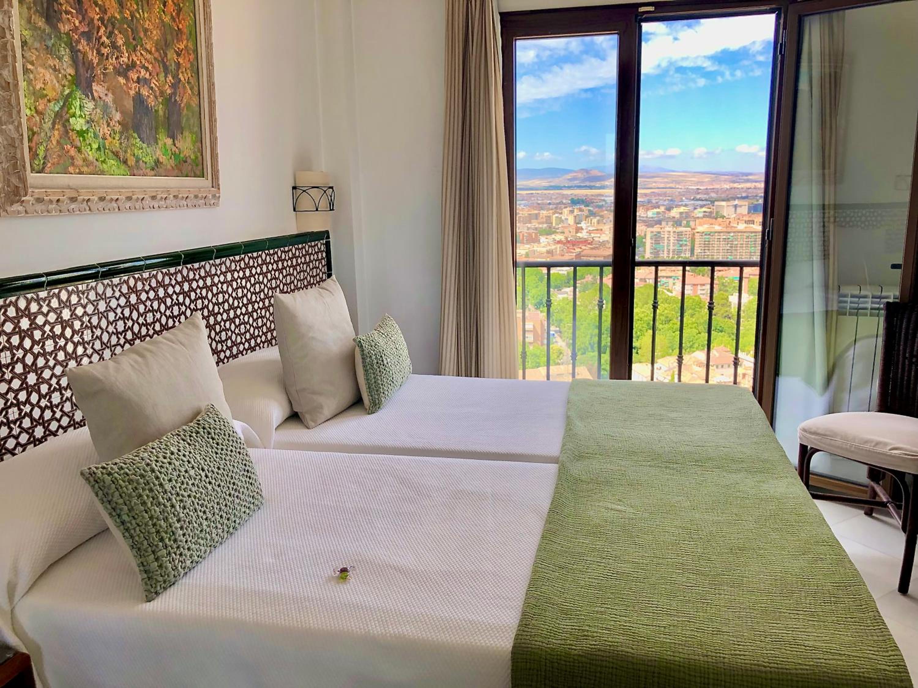 Superior Twin Room with City View - Photo 11