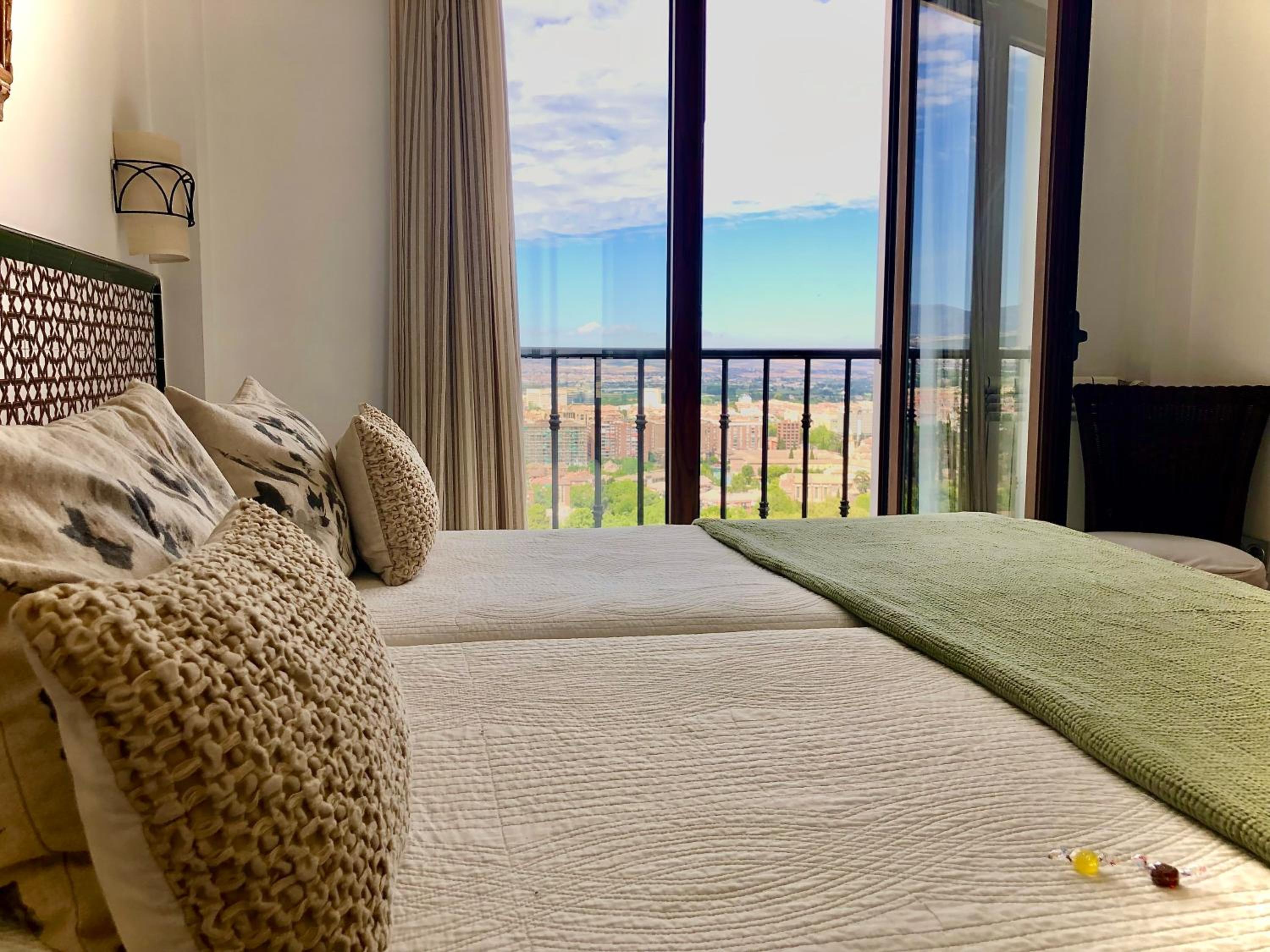 Superior Twin Room with City View - Photo 10