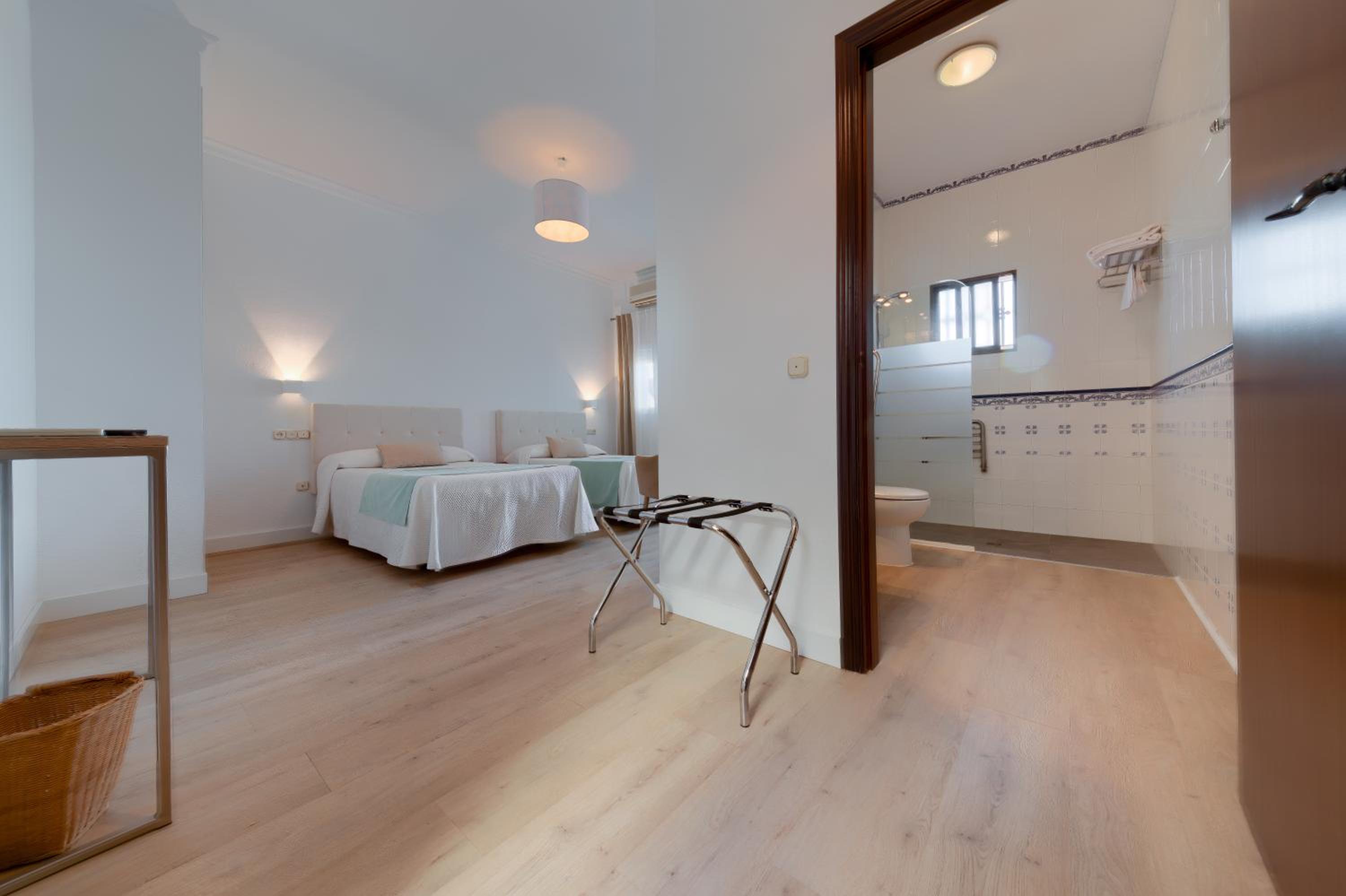 Double or Twin Room with Terrace - Photo 4