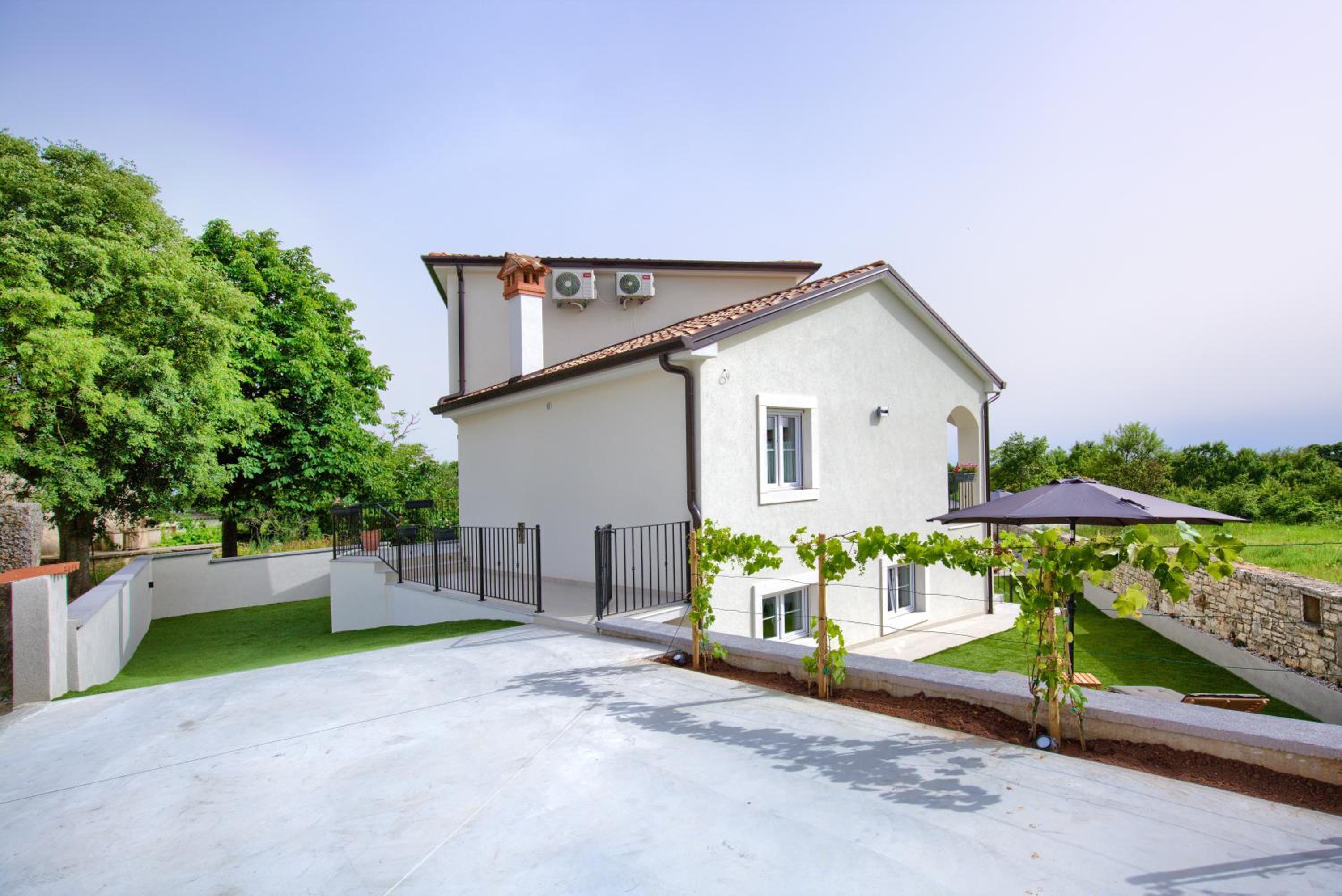 Villa photo 2