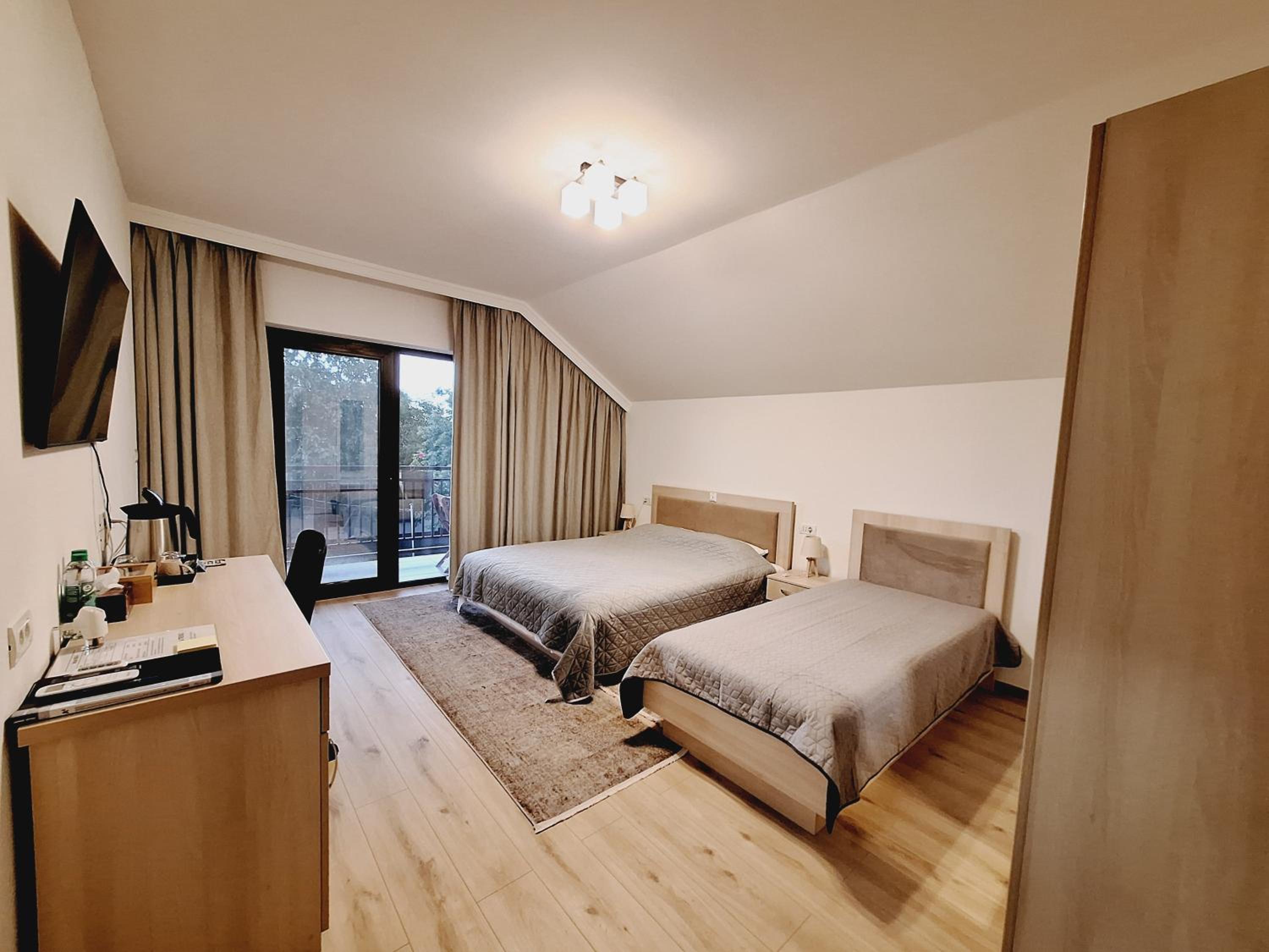 Triple Room with Balcony - Photo 4