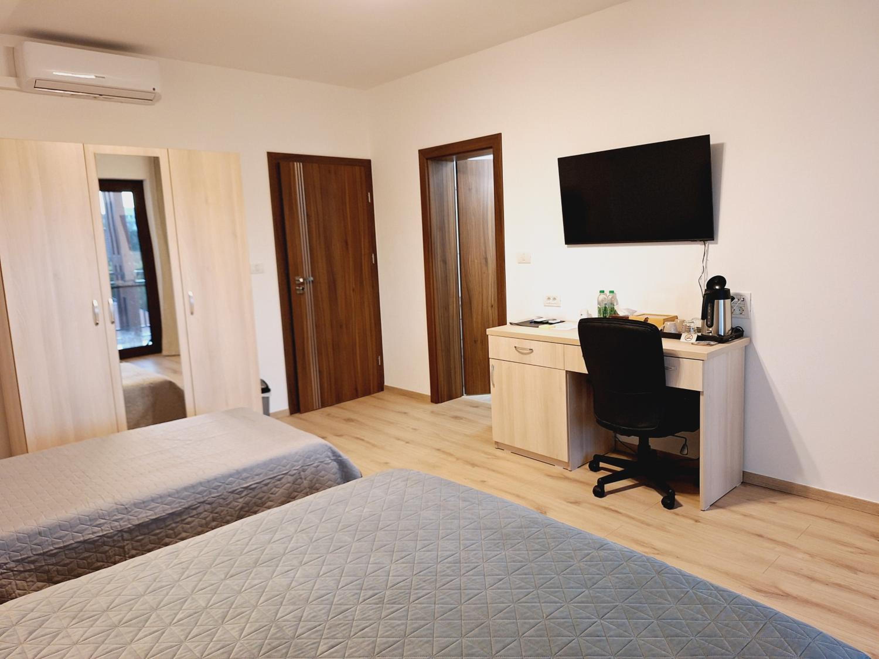 Triple Room with Balcony - Photo 6