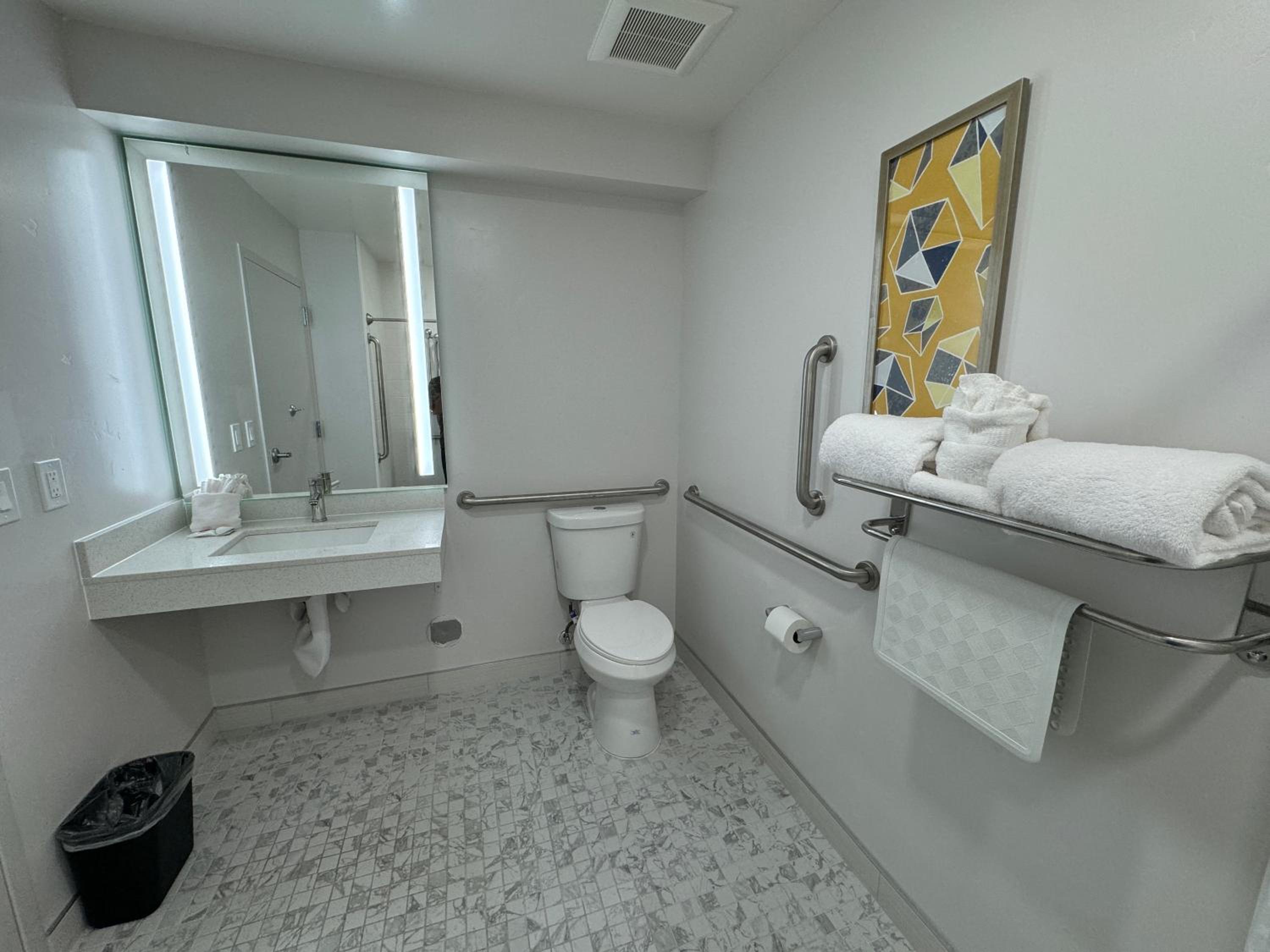 King Room with Roll-In Shower - Disability Access/Non Smoking - Photo 5