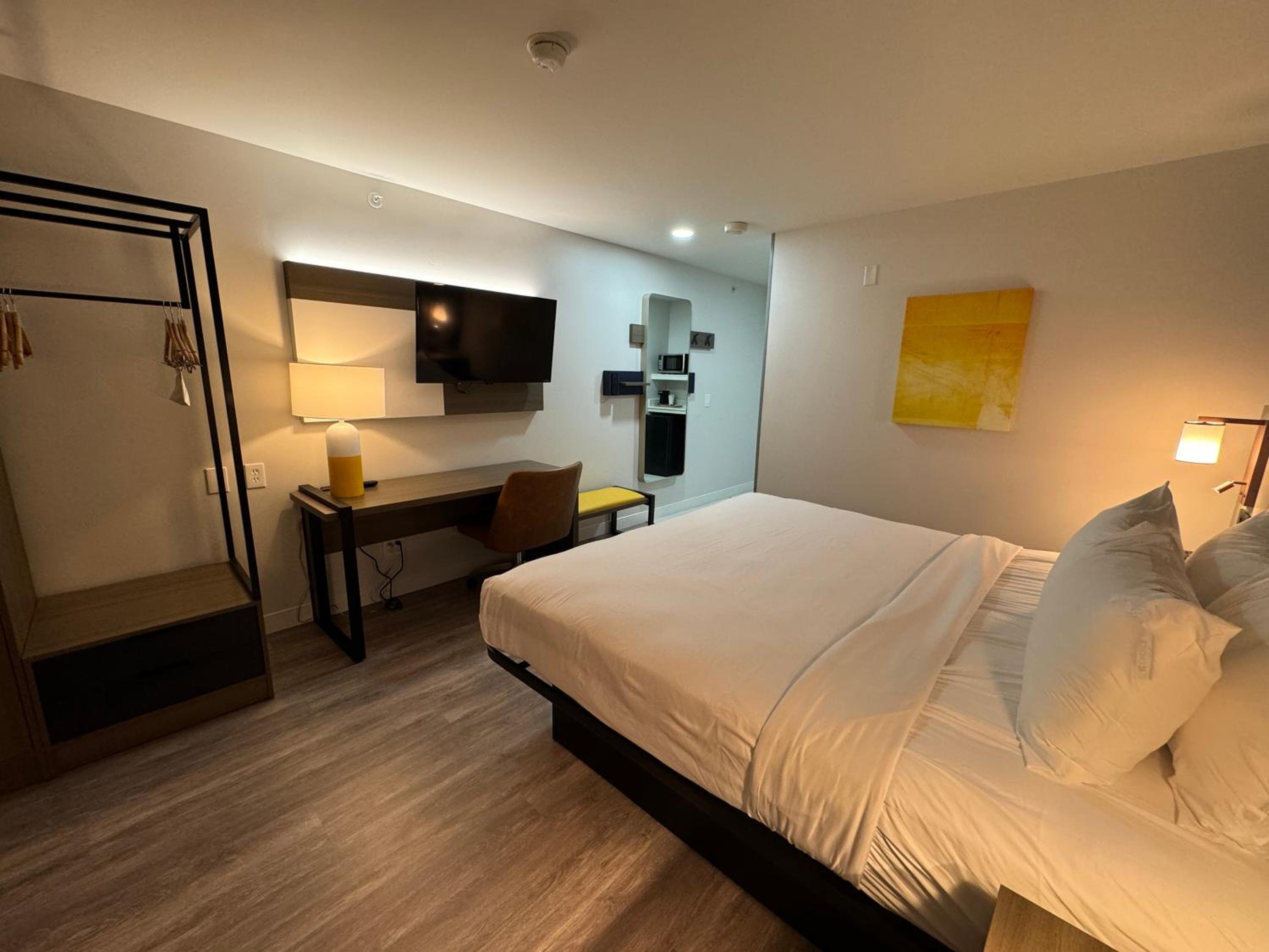 King Room with Roll-In Shower - Disability Access/Non Smoking - Photo 2