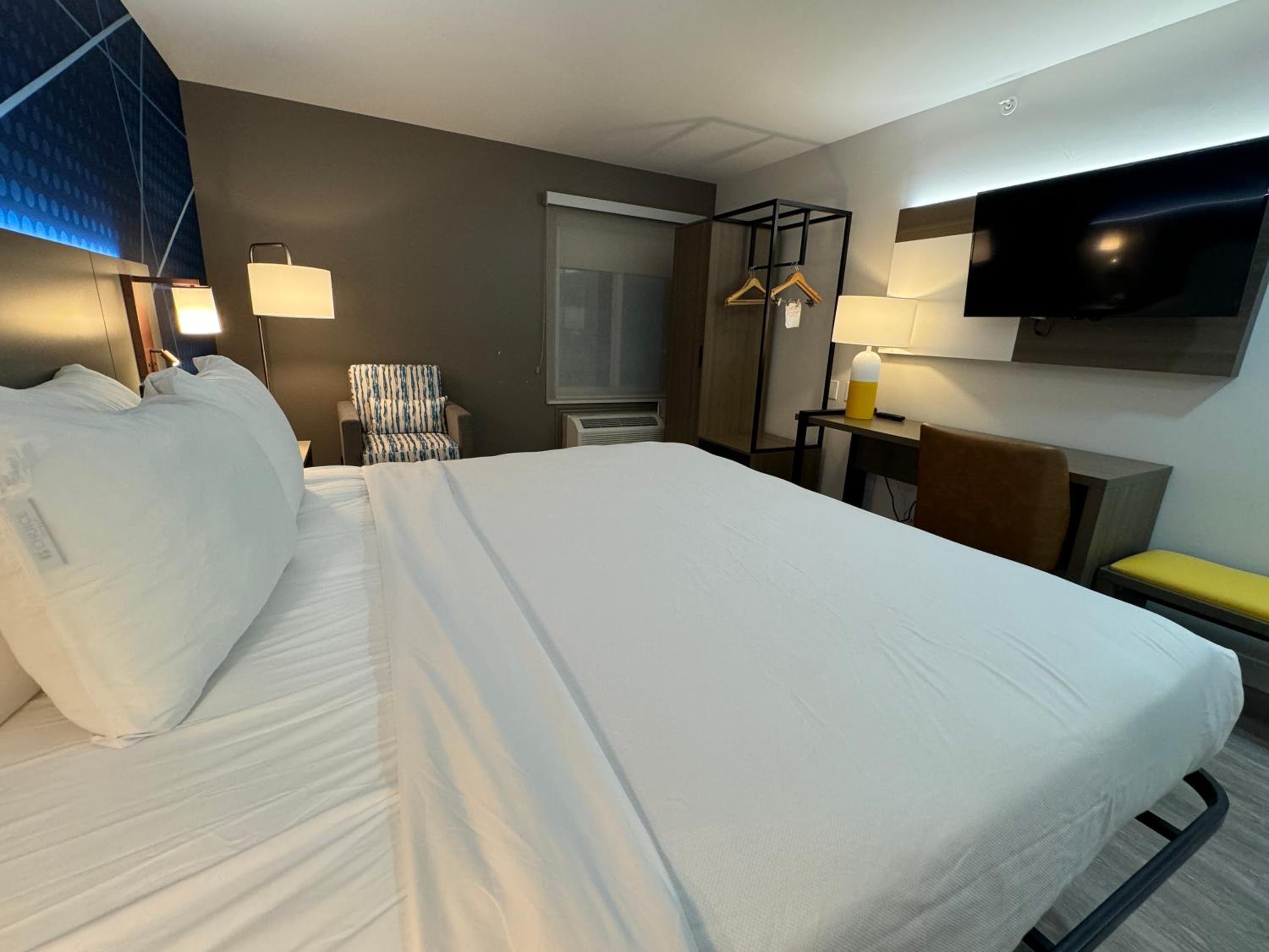 King Room with Roll-In Shower - Disability Access/Non Smoking - Photo 6