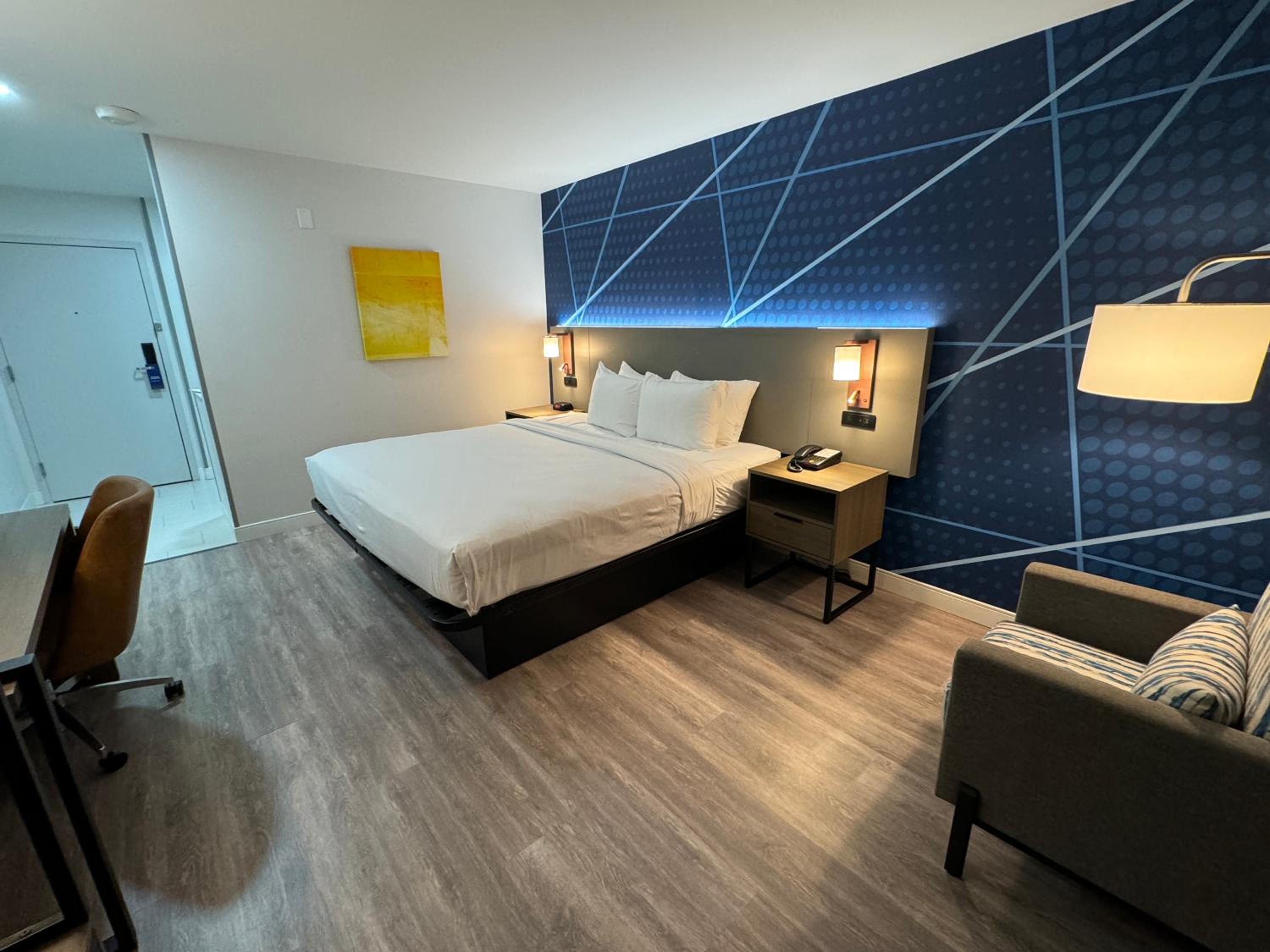 King Room with Roll-In Shower - Disability Access/Non Smoking - Photo 3