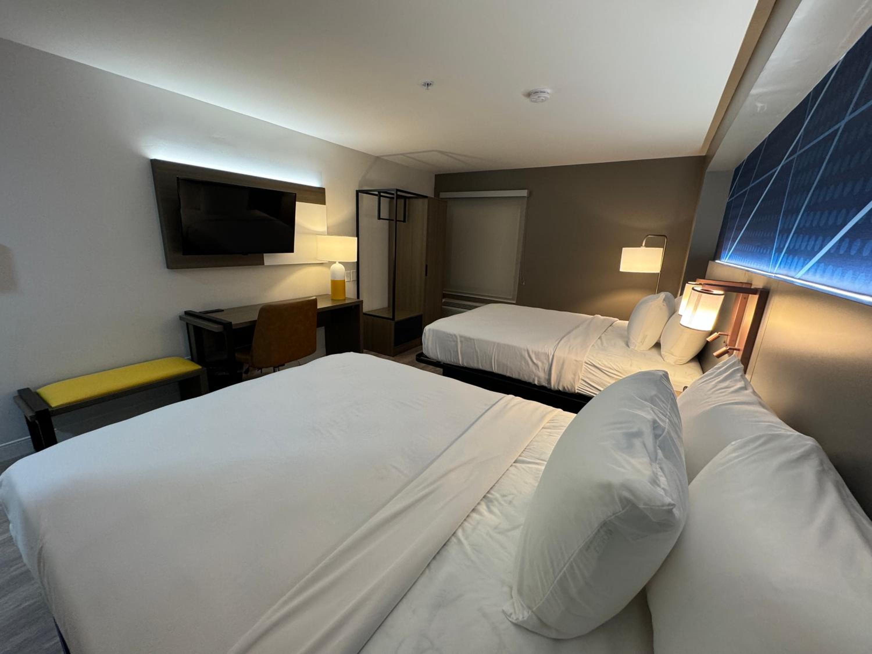 Quadruple Room with Two Queen Beds and Roll-In Shower - Disability Access/Non Smoking - Photo 4