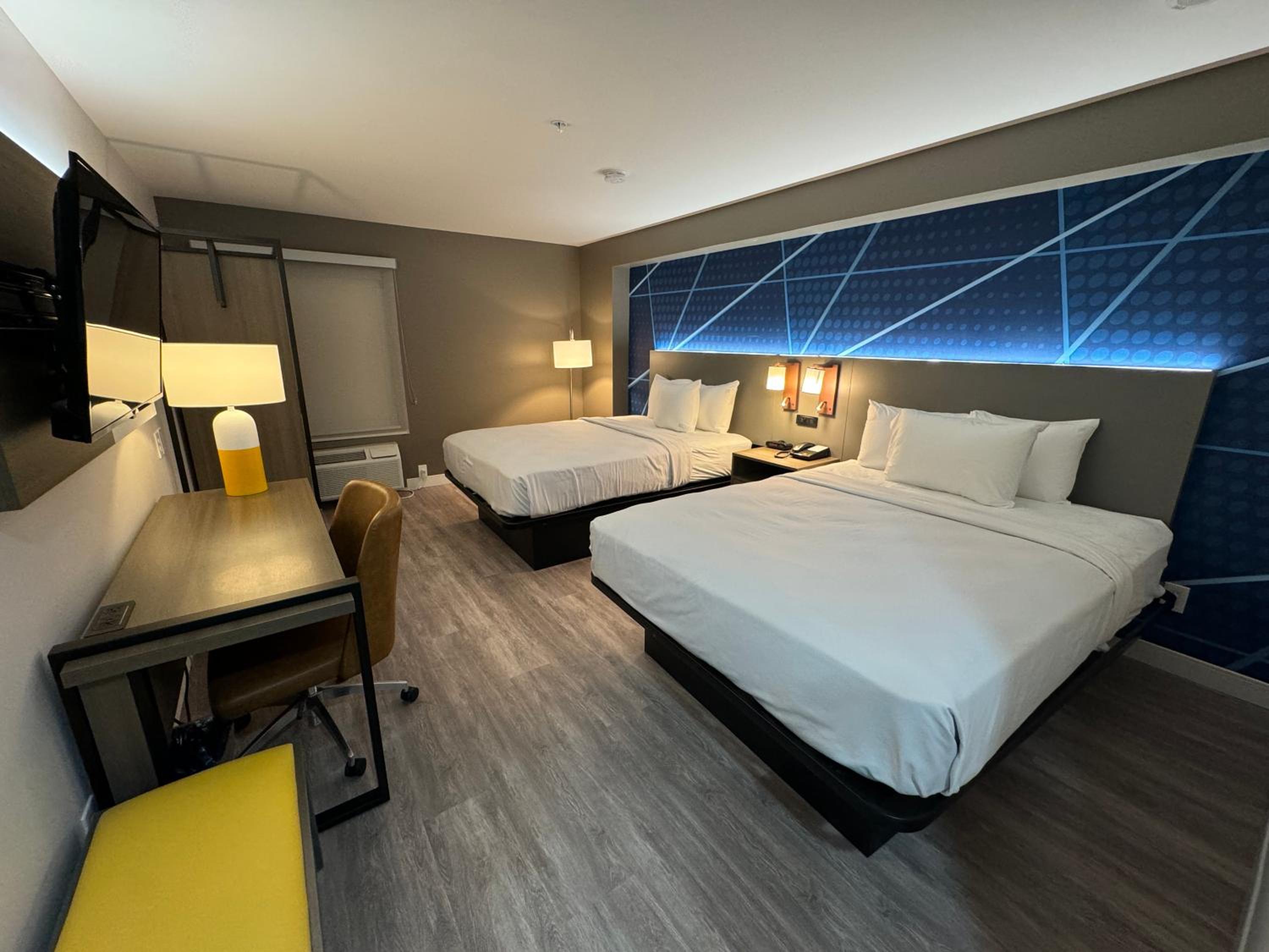 Quadruple Room with Two Queen Beds and Roll-In Shower - Disability Access/Non Smoking - Photo 5