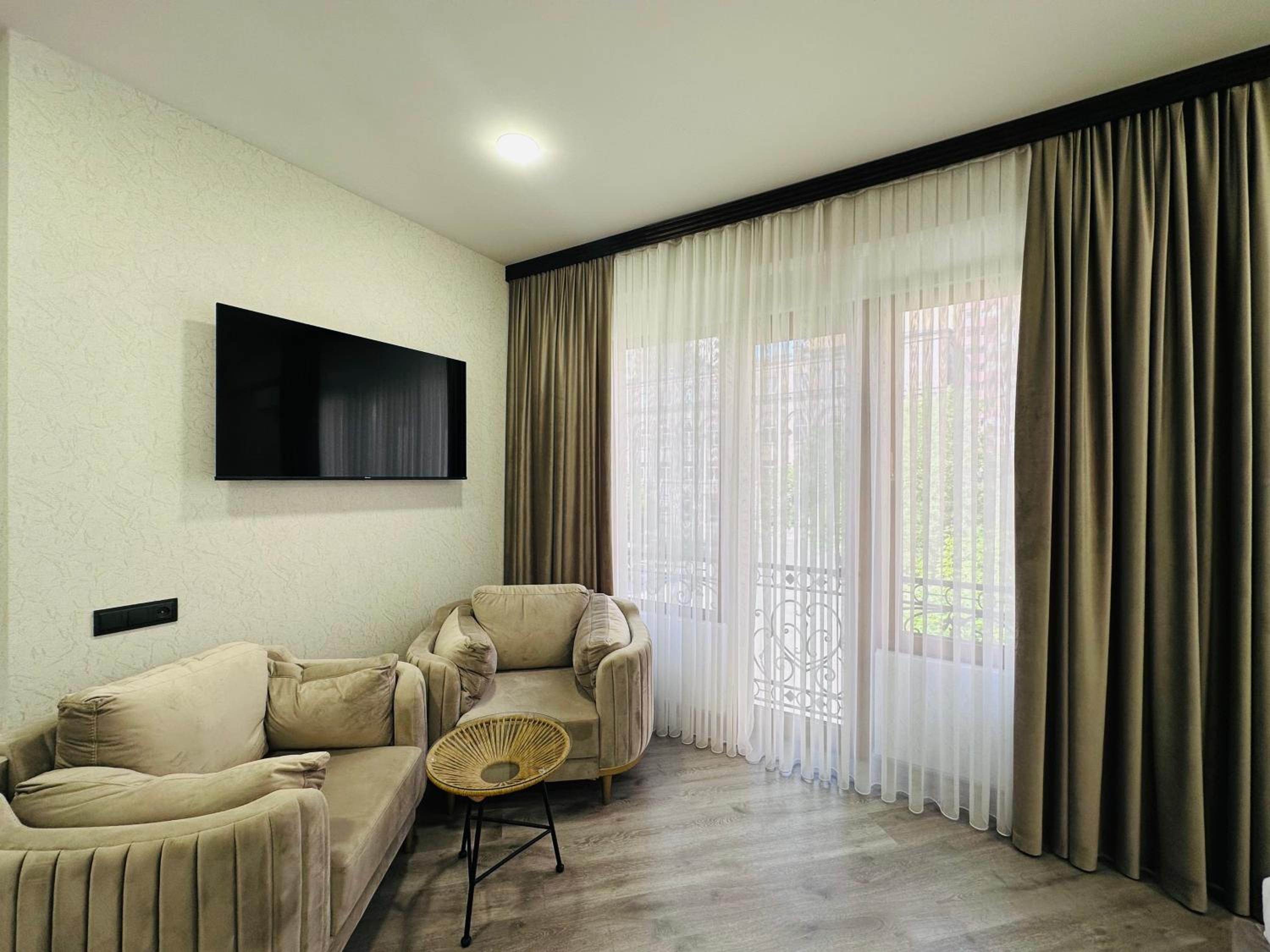 Deluxe King Suite
